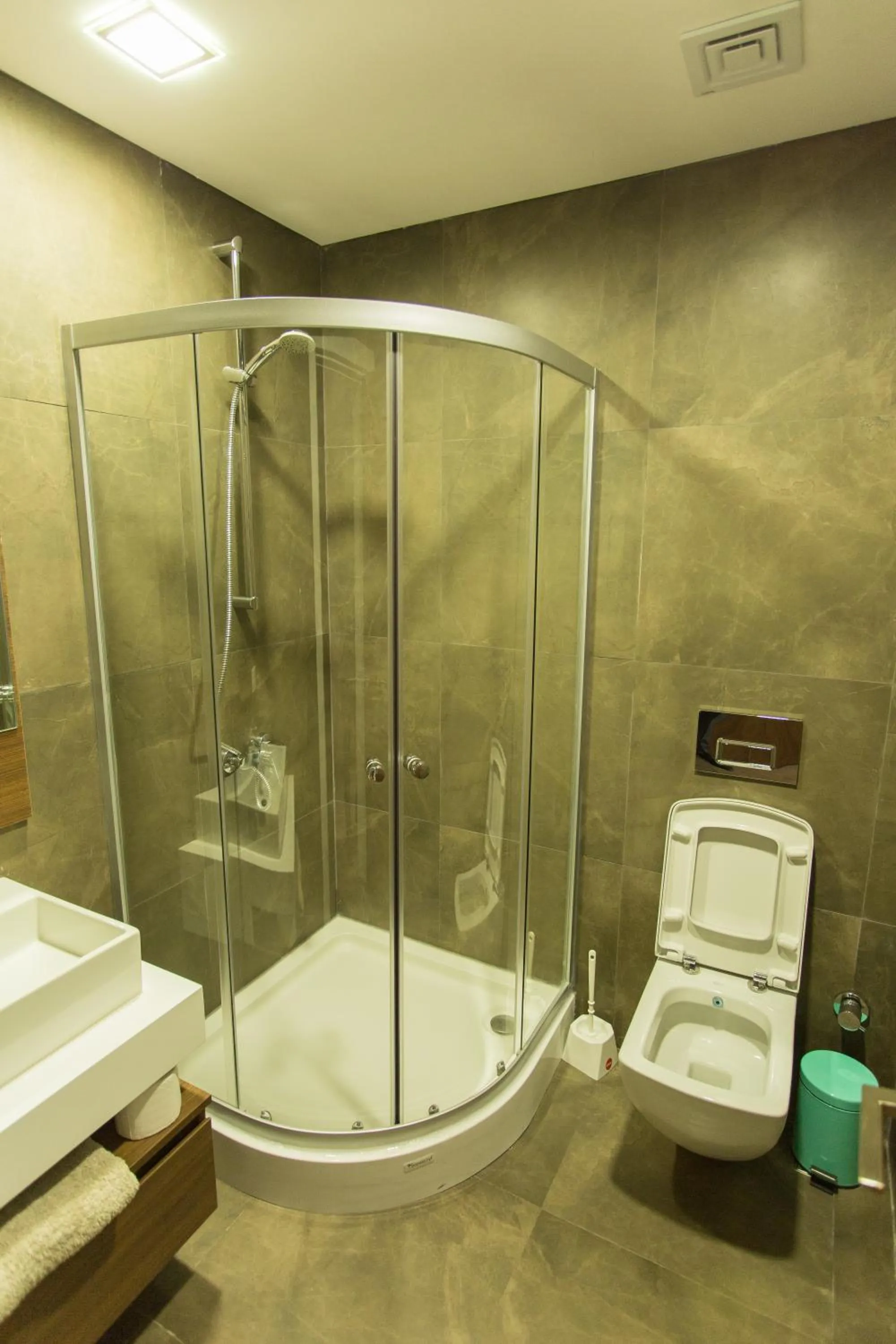 Shower in Accra Luxury Apartments @ Pearl