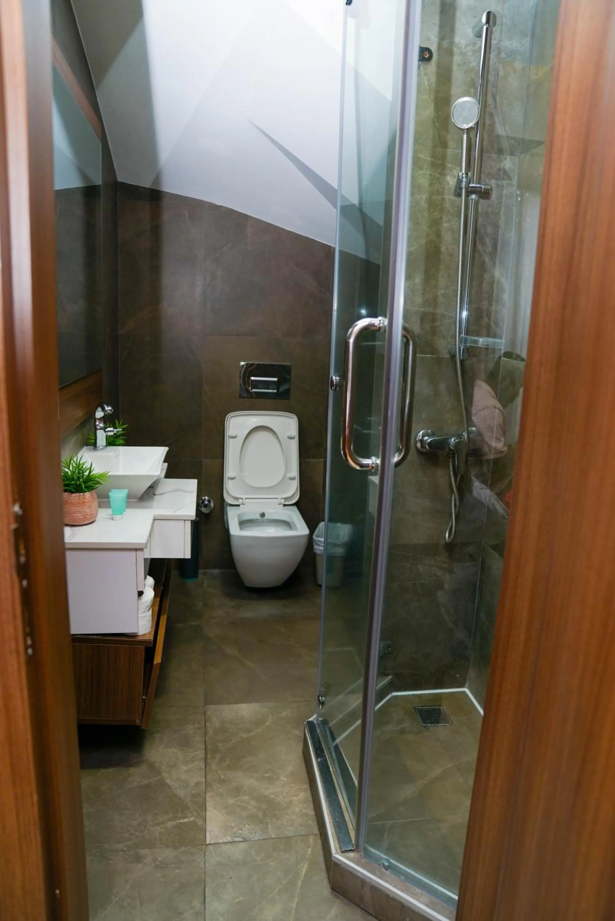 Toilet in Accra Luxury Apartments @ Pearl