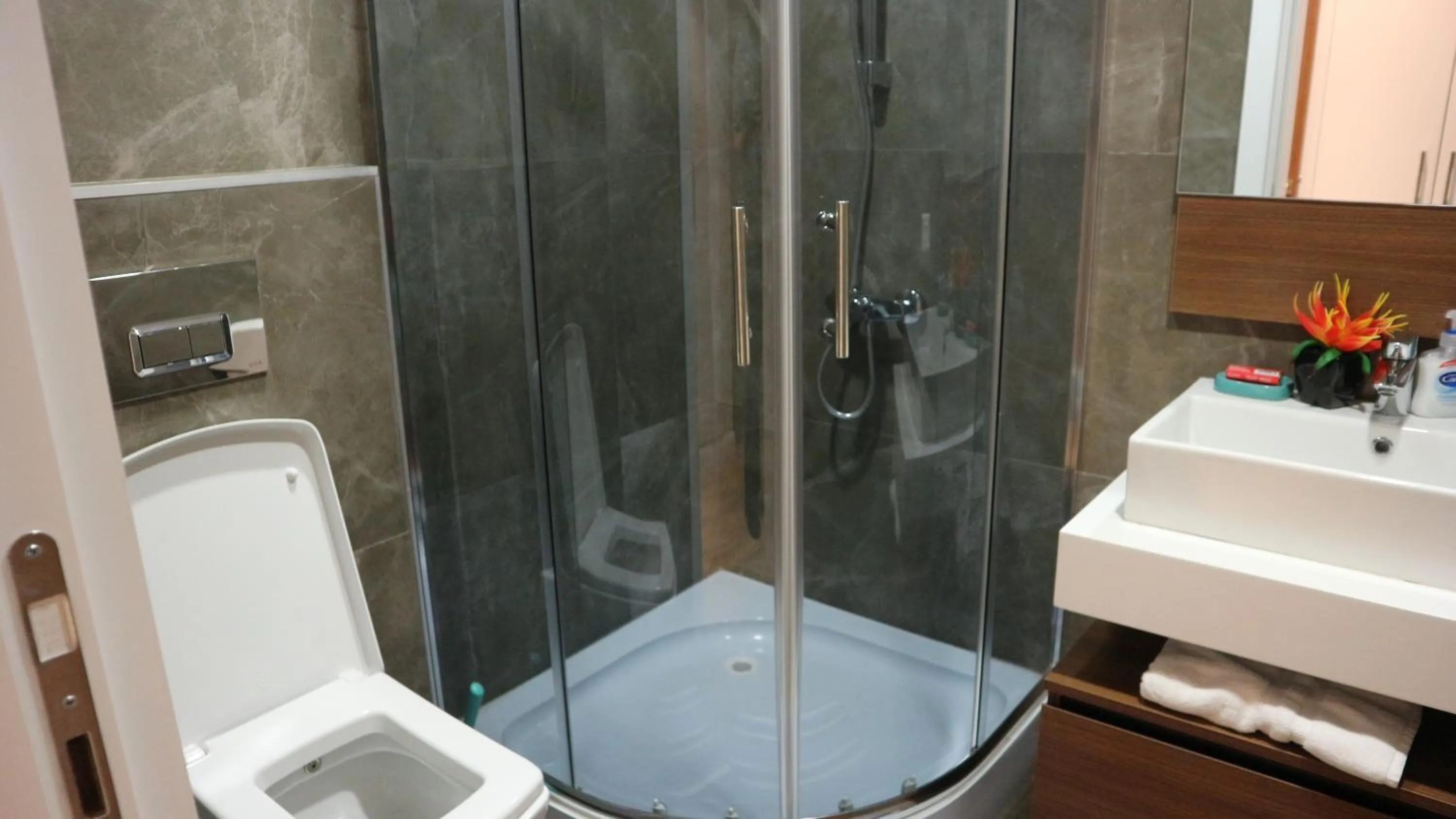 Bathroom in Accra Luxury Apartments @ Pearl