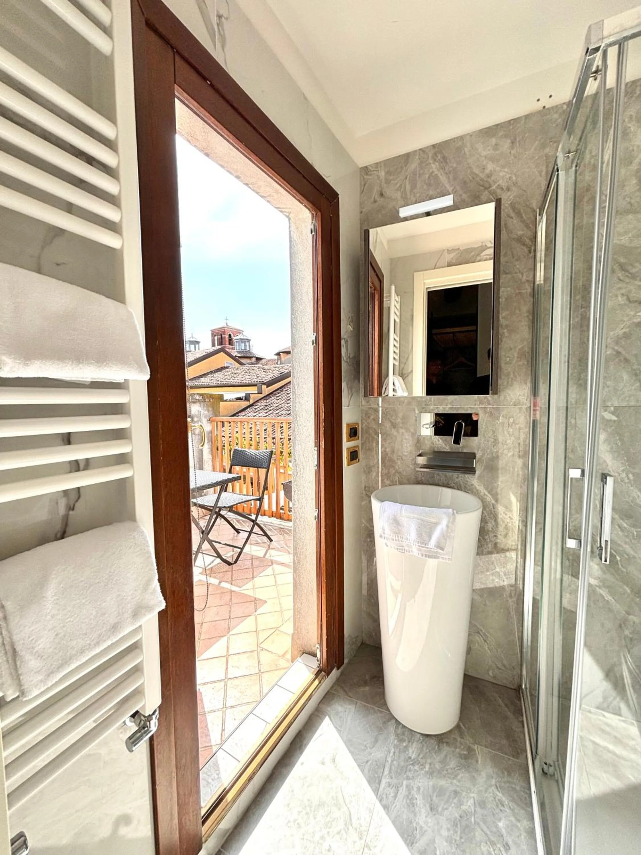 Shower in Hotel al Graspo de Ua