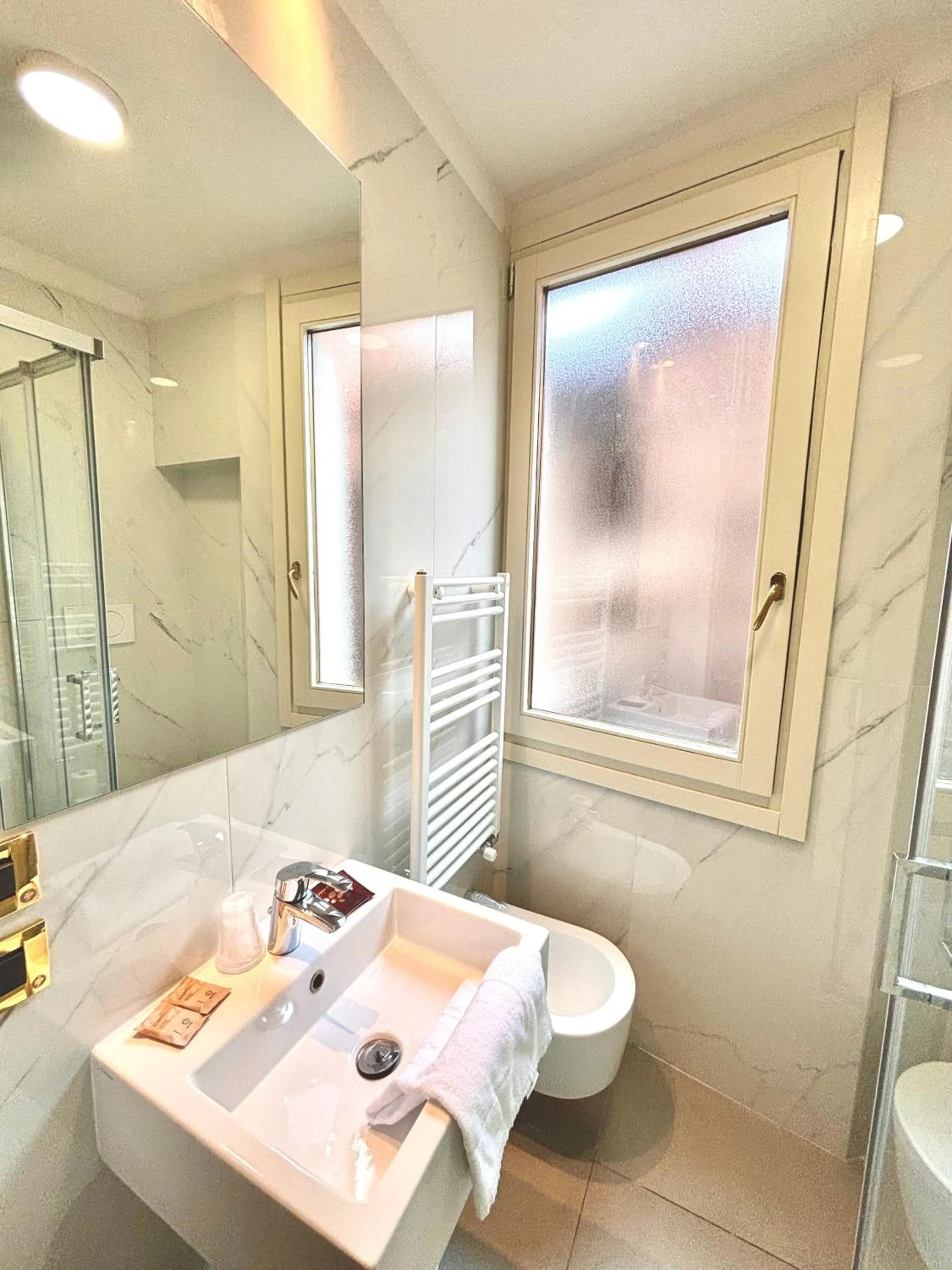 Shower in Hotel al Graspo de Ua