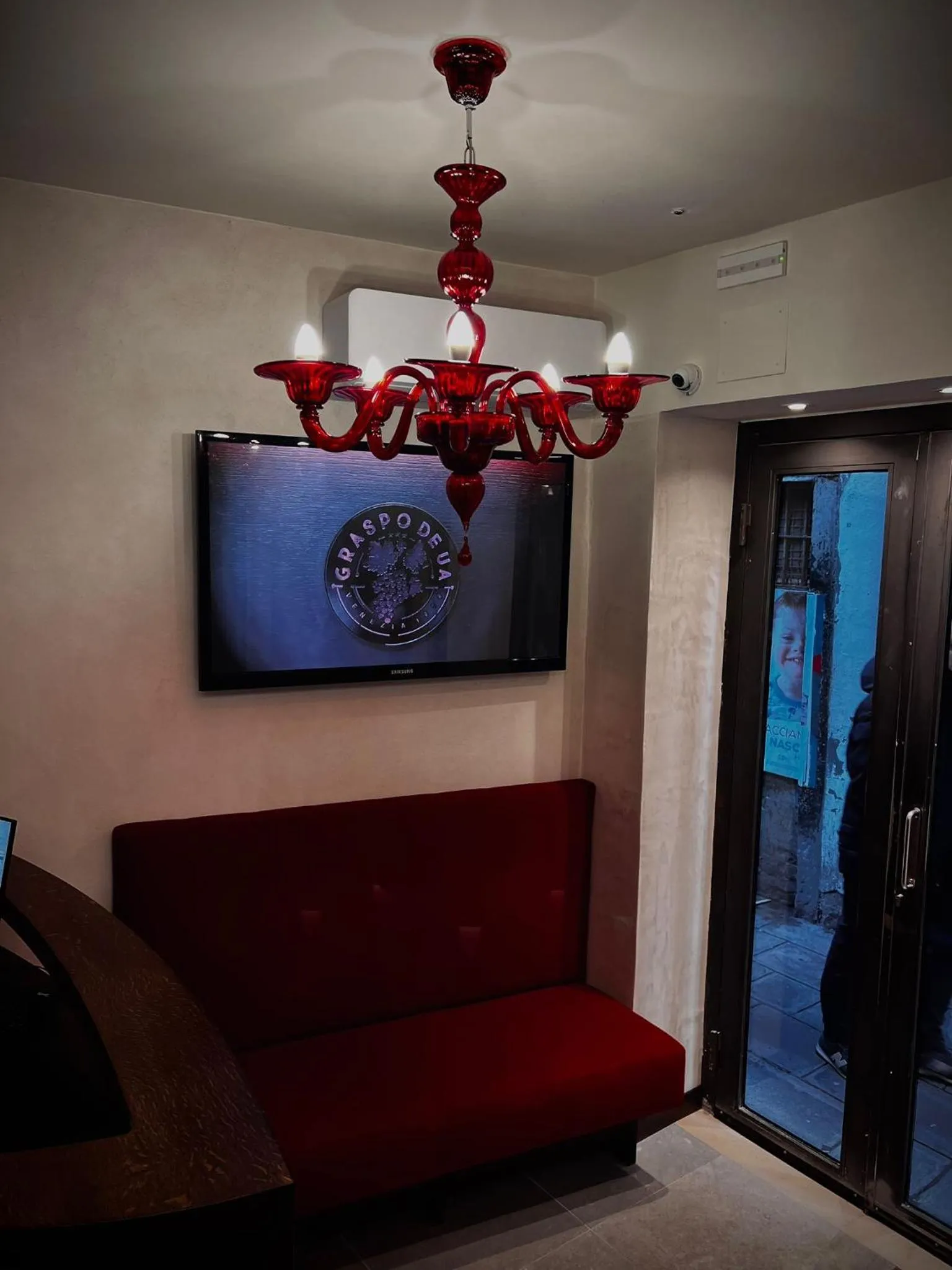 Communal lounge/ TV room in Hotel al Graspo de Ua