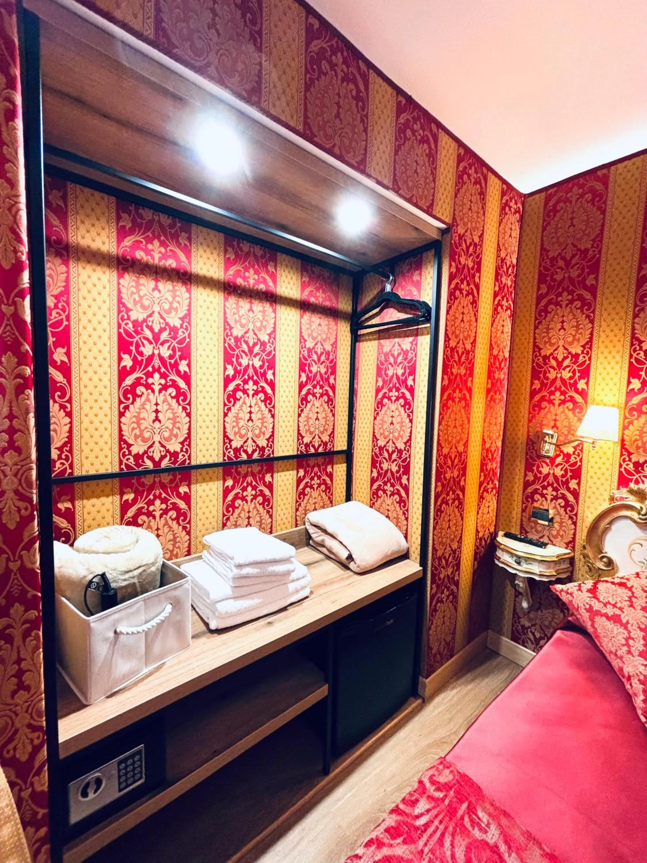 Bedroom, Bed in Hotel al Graspo de Ua