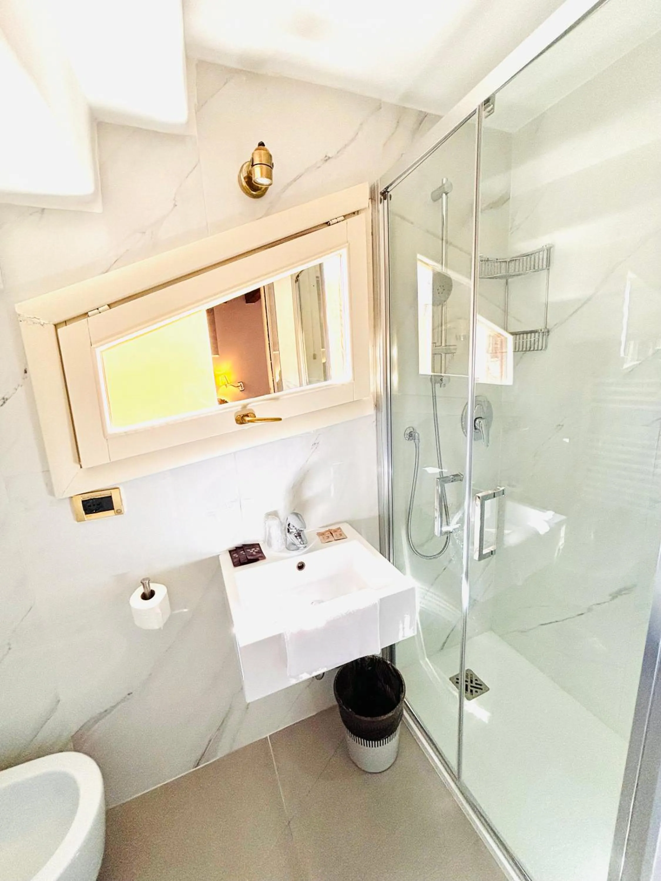 Shower in Hotel al Graspo de Ua