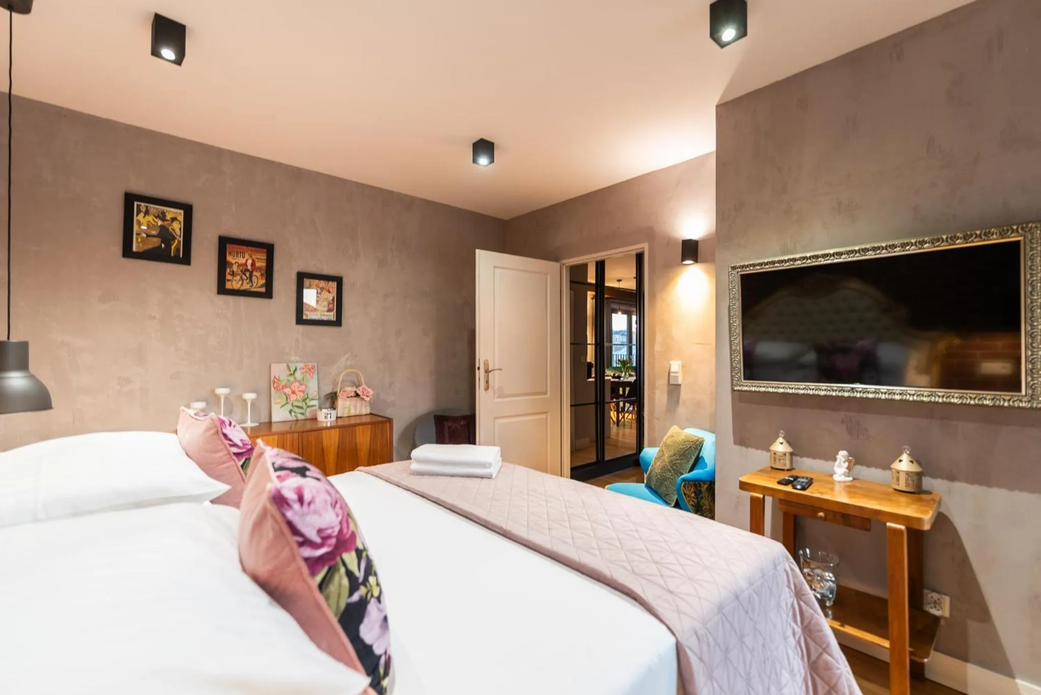 Bedroom, Bed in City Lights Kazimierz