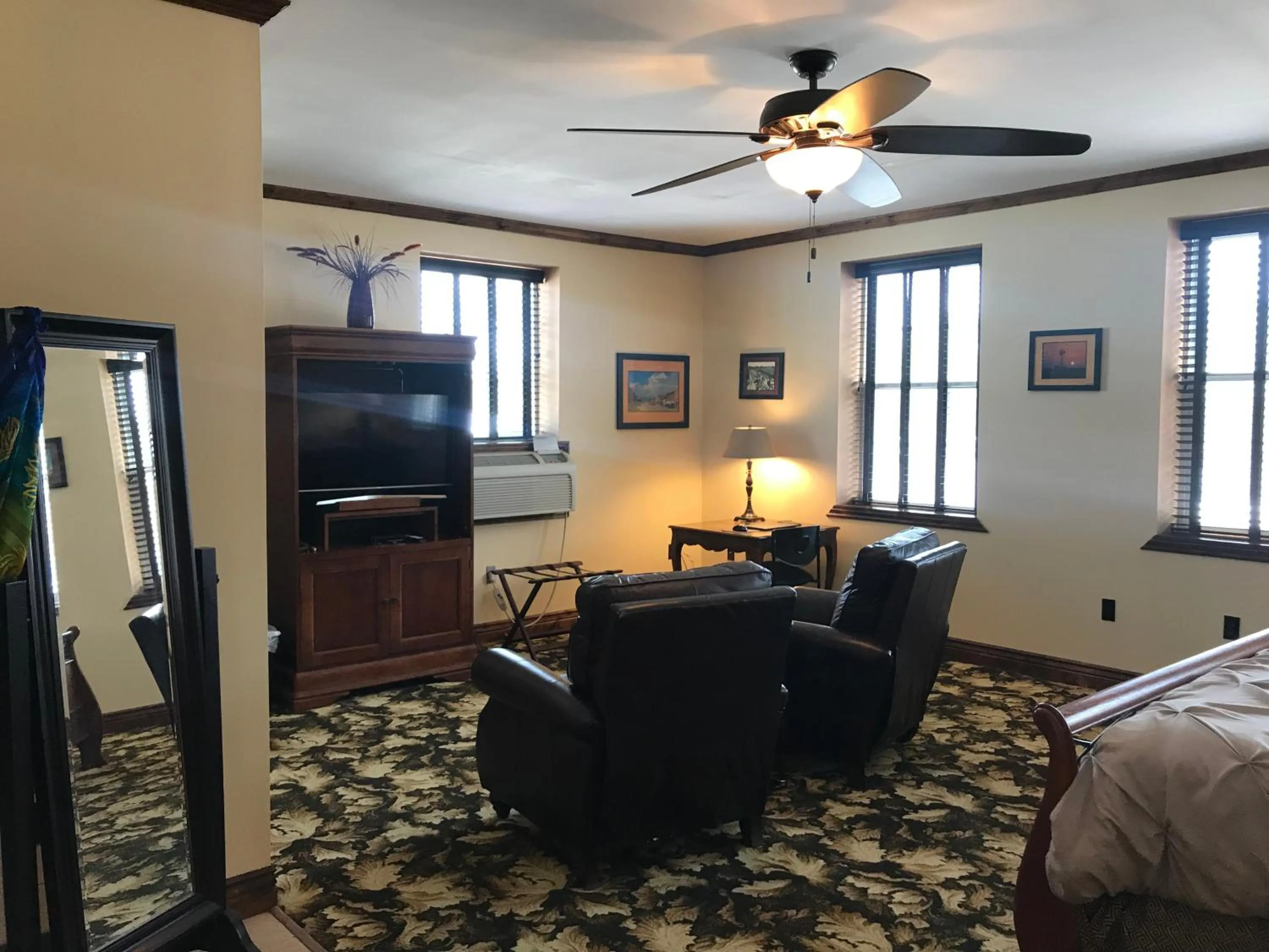 Photo of the whole room, Bed in Caldwell Messenger Suites