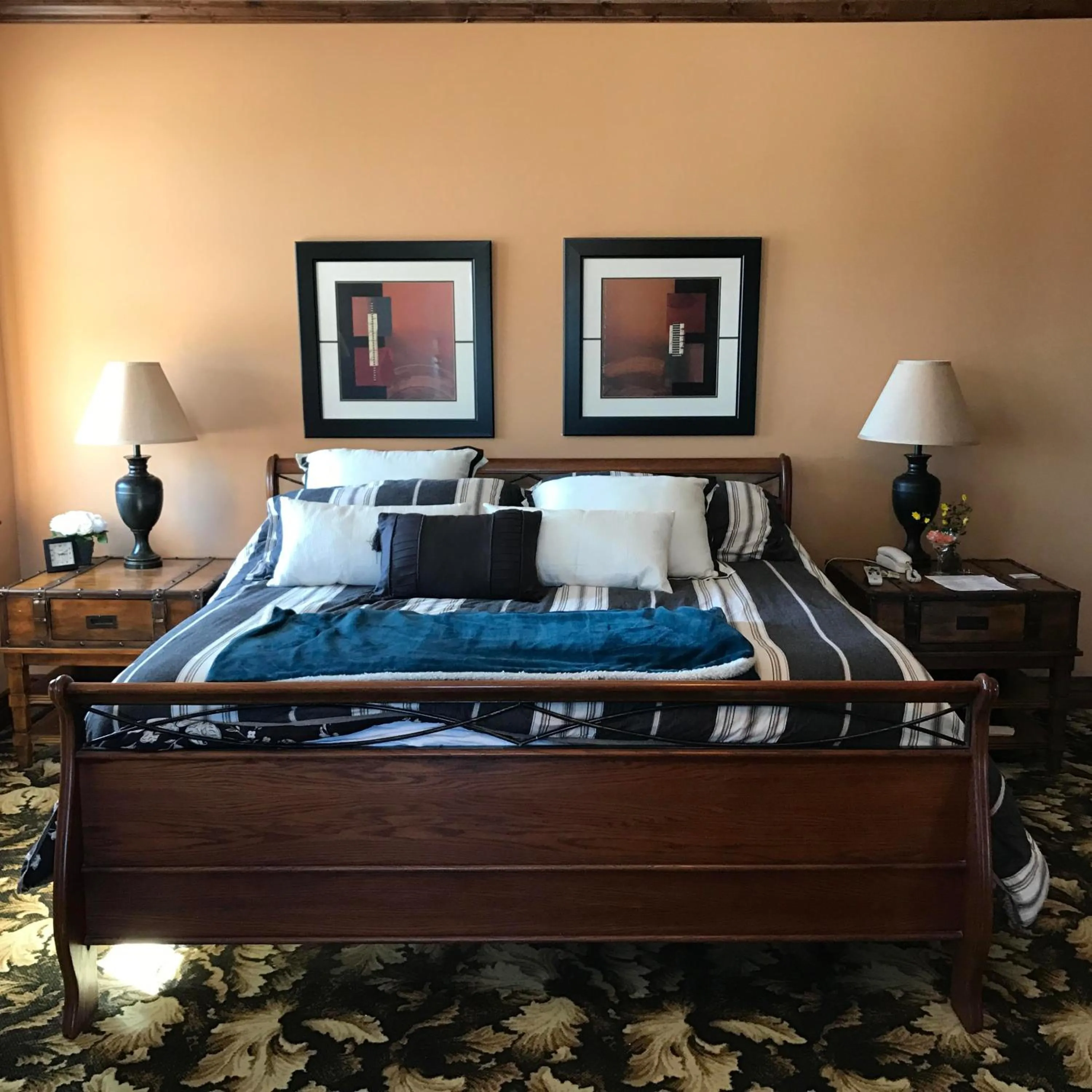 View (from property/room), Bed in Caldwell Messenger Suites