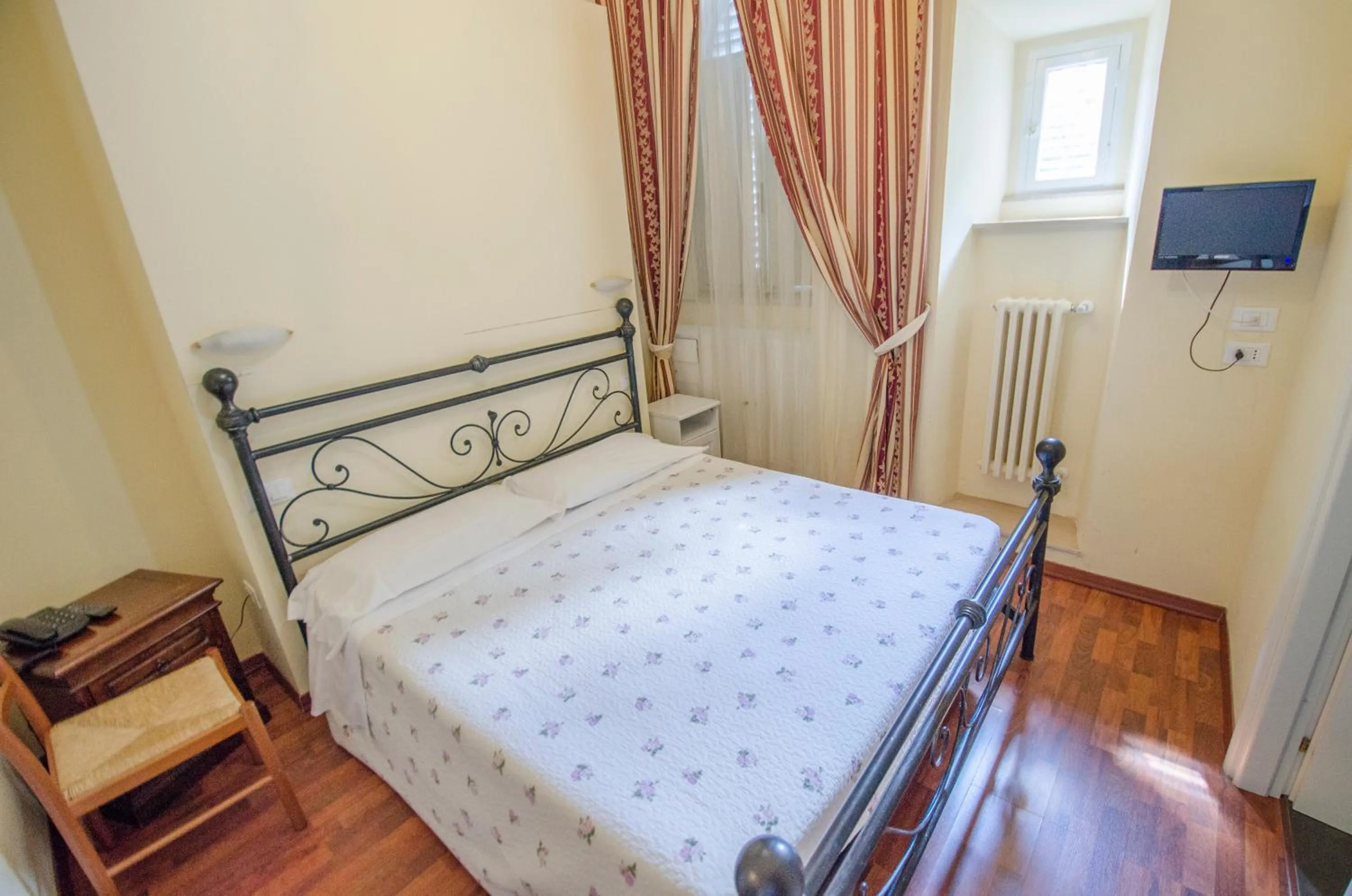 Photo of the whole room, Bed in Hotel Iris