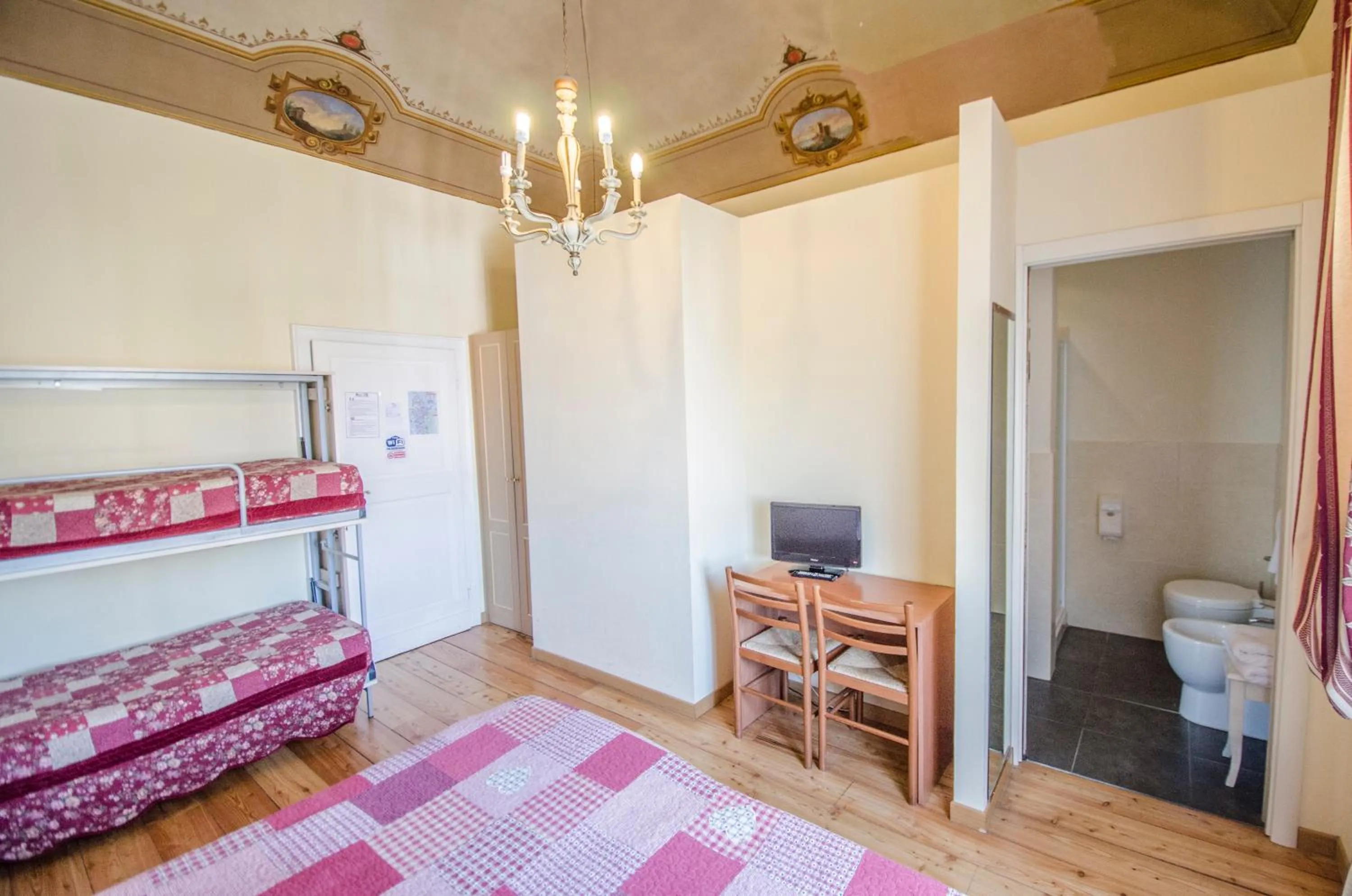 Shower, Bed in Hotel Iris