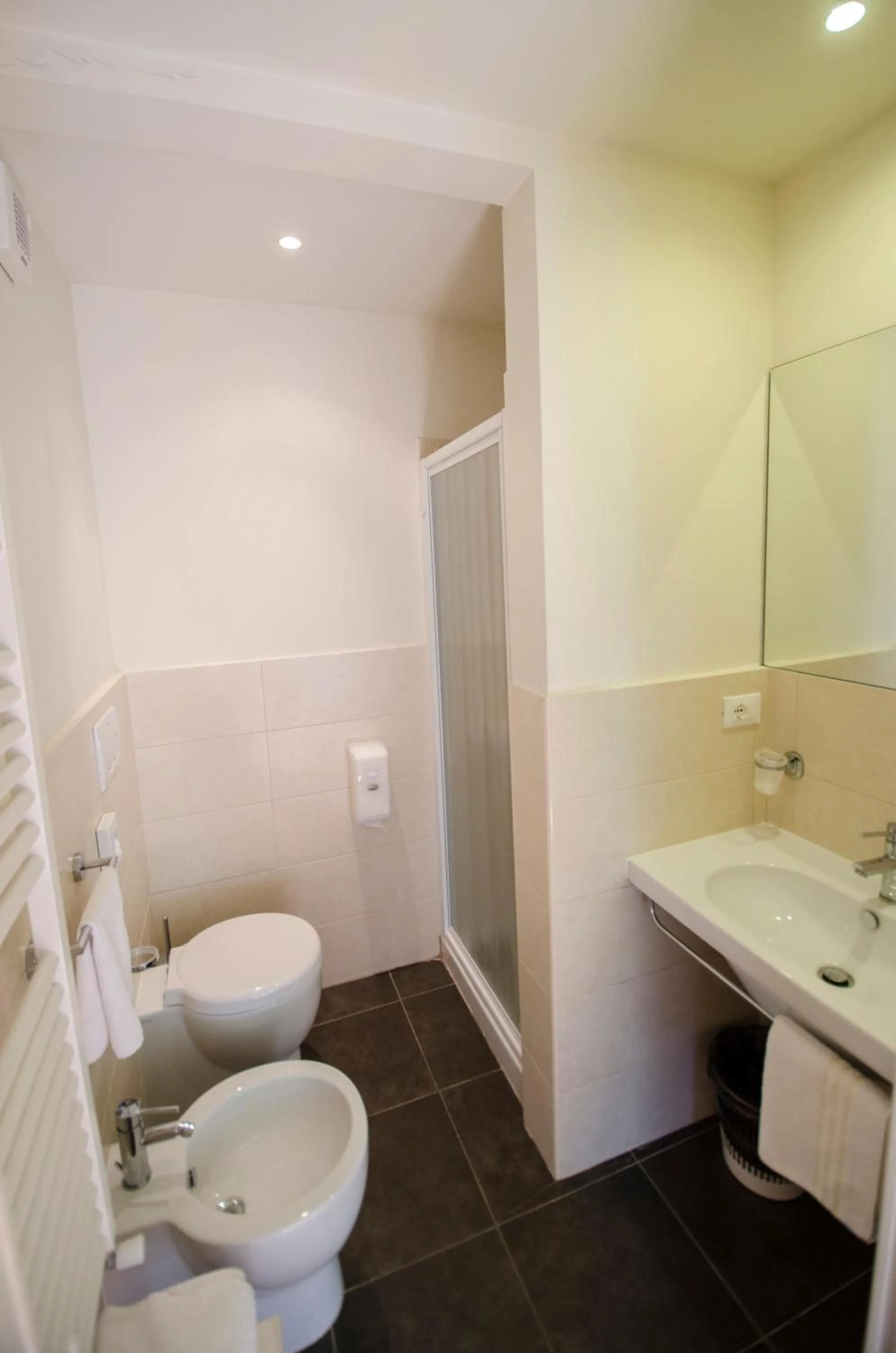 Shower in Hotel Iris