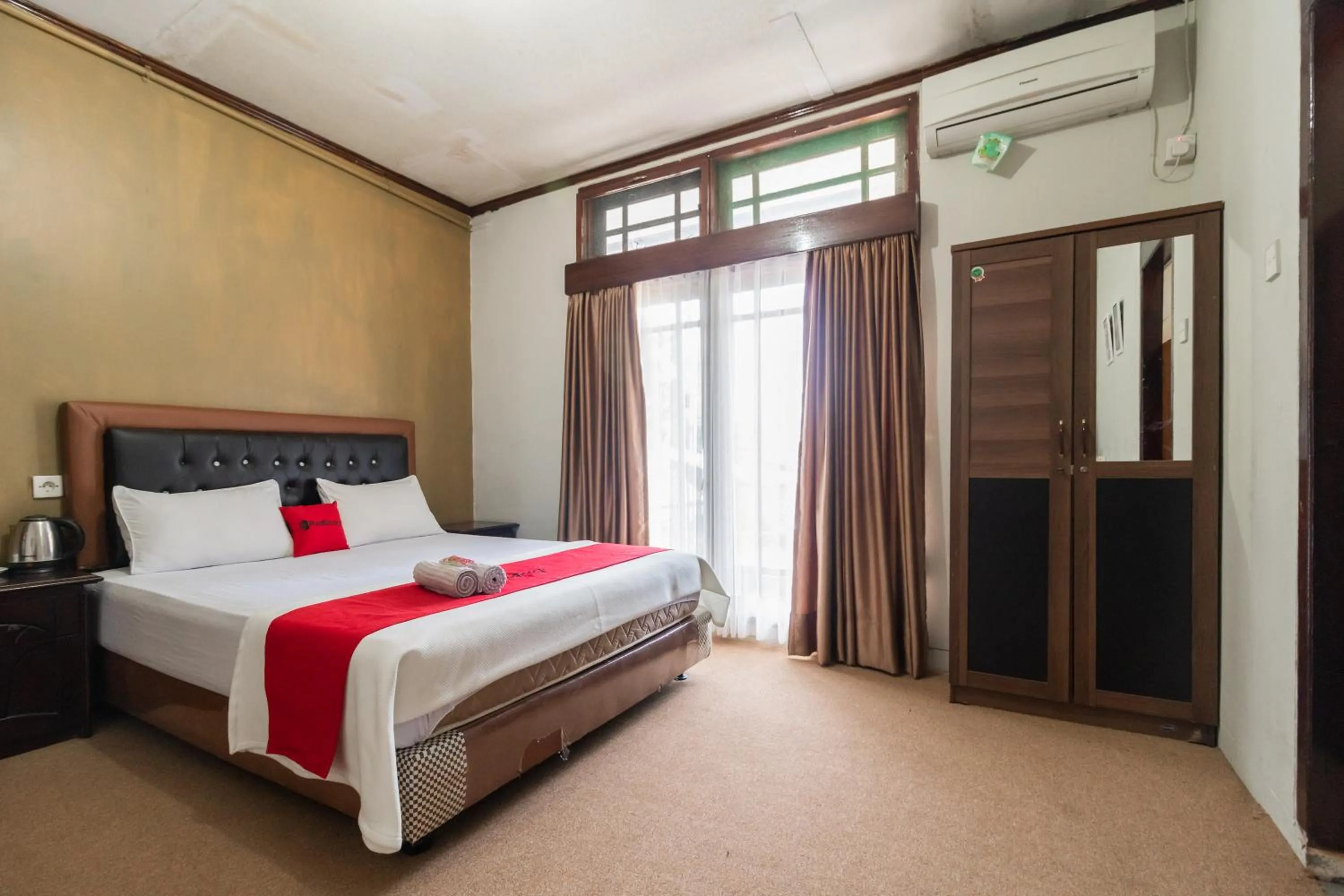 Bedroom, Bed in RedDoorz Syariah near Kawasan Saribu Rumah Gadang Solok Selatan