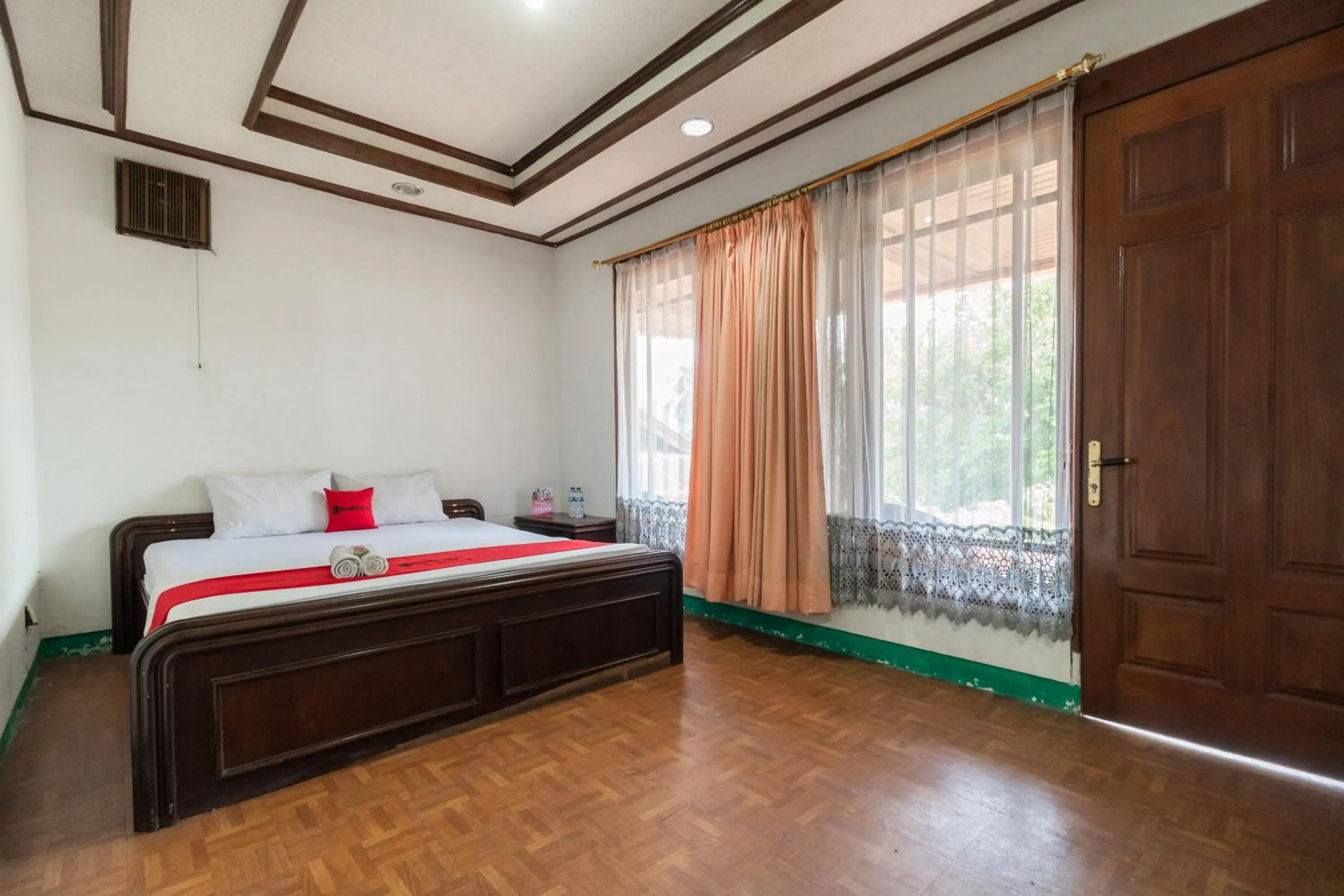 Bedroom, Bed in RedDoorz Syariah near Kawasan Saribu Rumah Gadang Solok Selatan