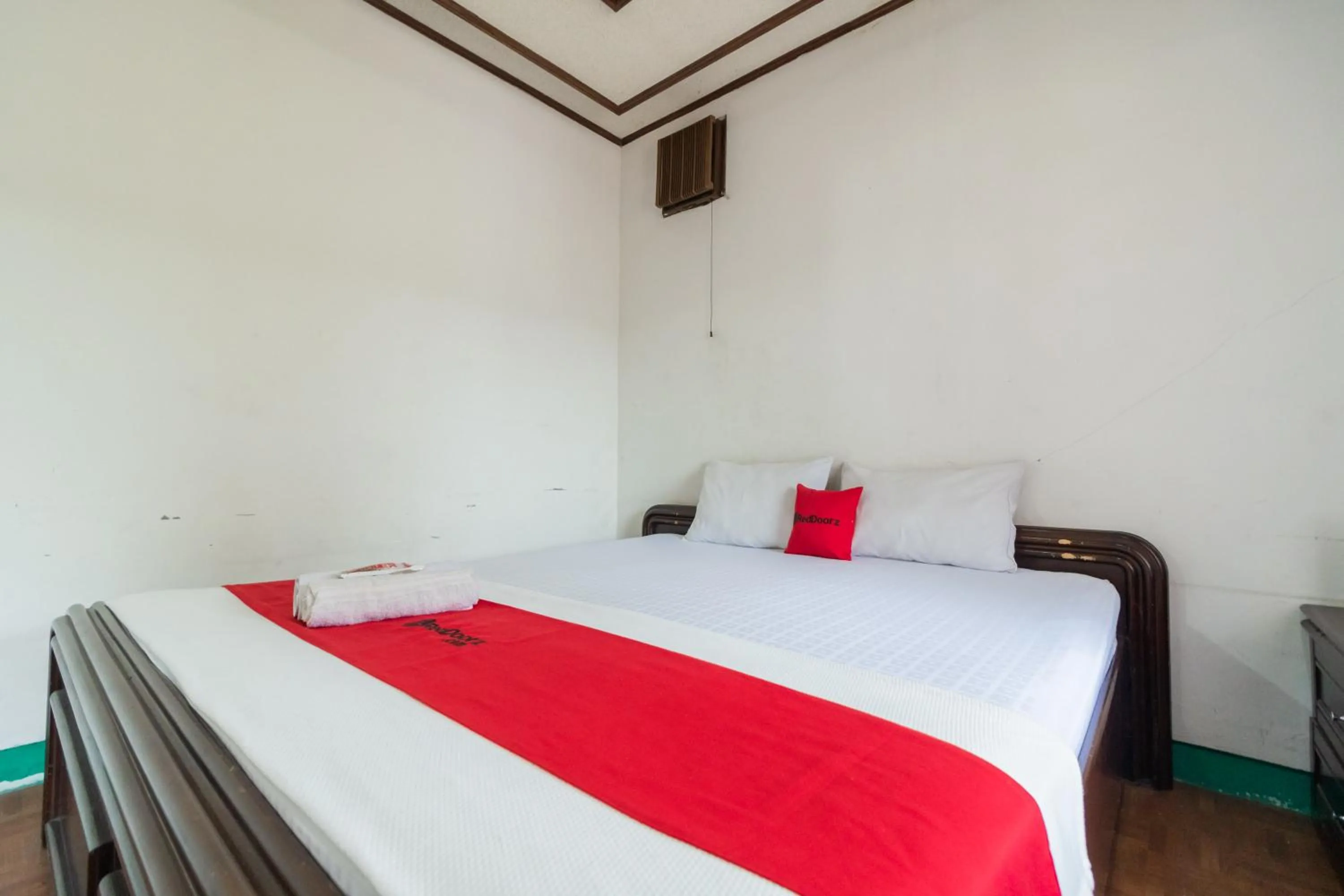 Bedroom, Bed in RedDoorz Syariah near Kawasan Saribu Rumah Gadang Solok Selatan