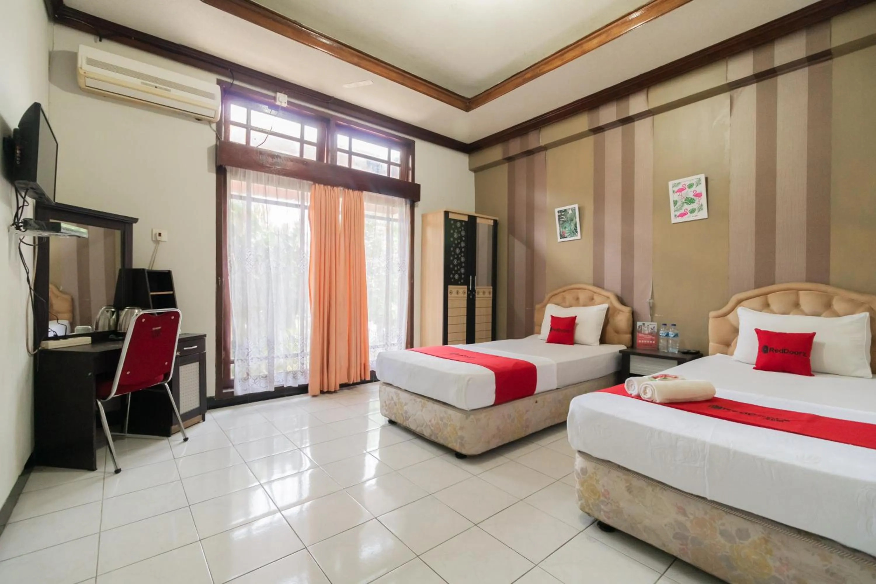 Photo of the whole room, Bed in RedDoorz Syariah near Kawasan Saribu Rumah Gadang Solok Selatan