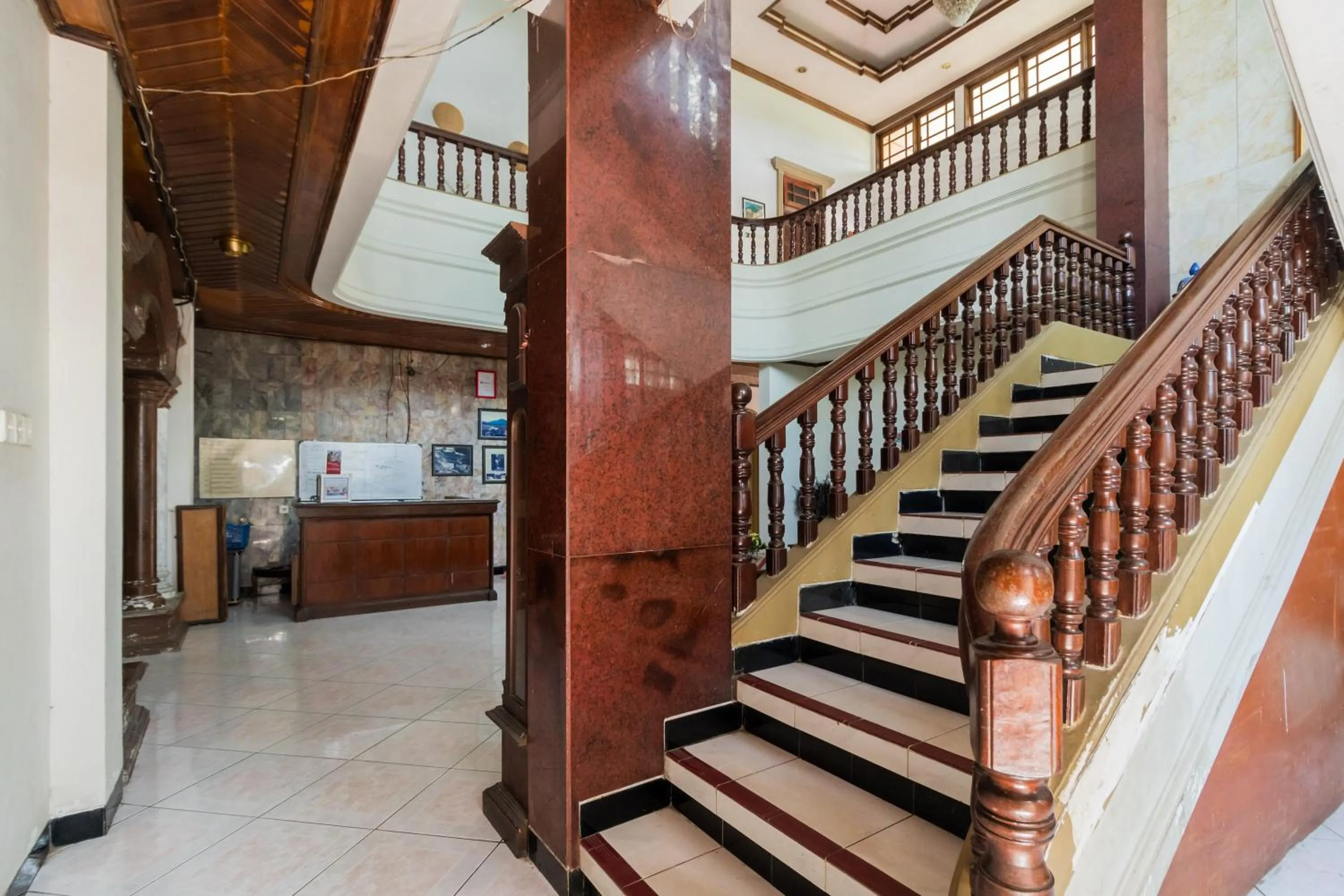 Lobby or reception in RedDoorz Syariah near Kawasan Saribu Rumah Gadang Solok Selatan