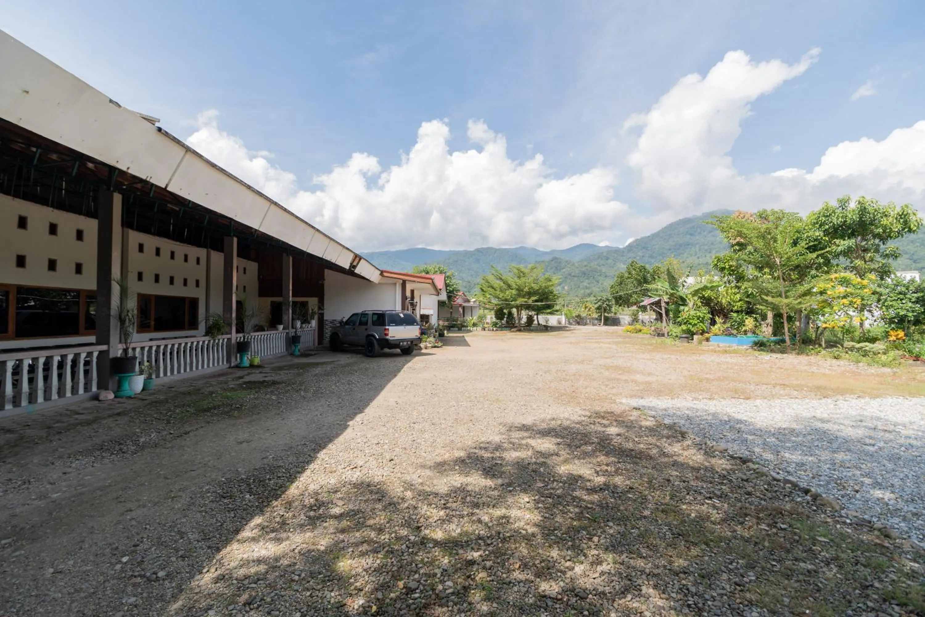Parking in RedDoorz Syariah near Kawasan Saribu Rumah Gadang Solok Selatan