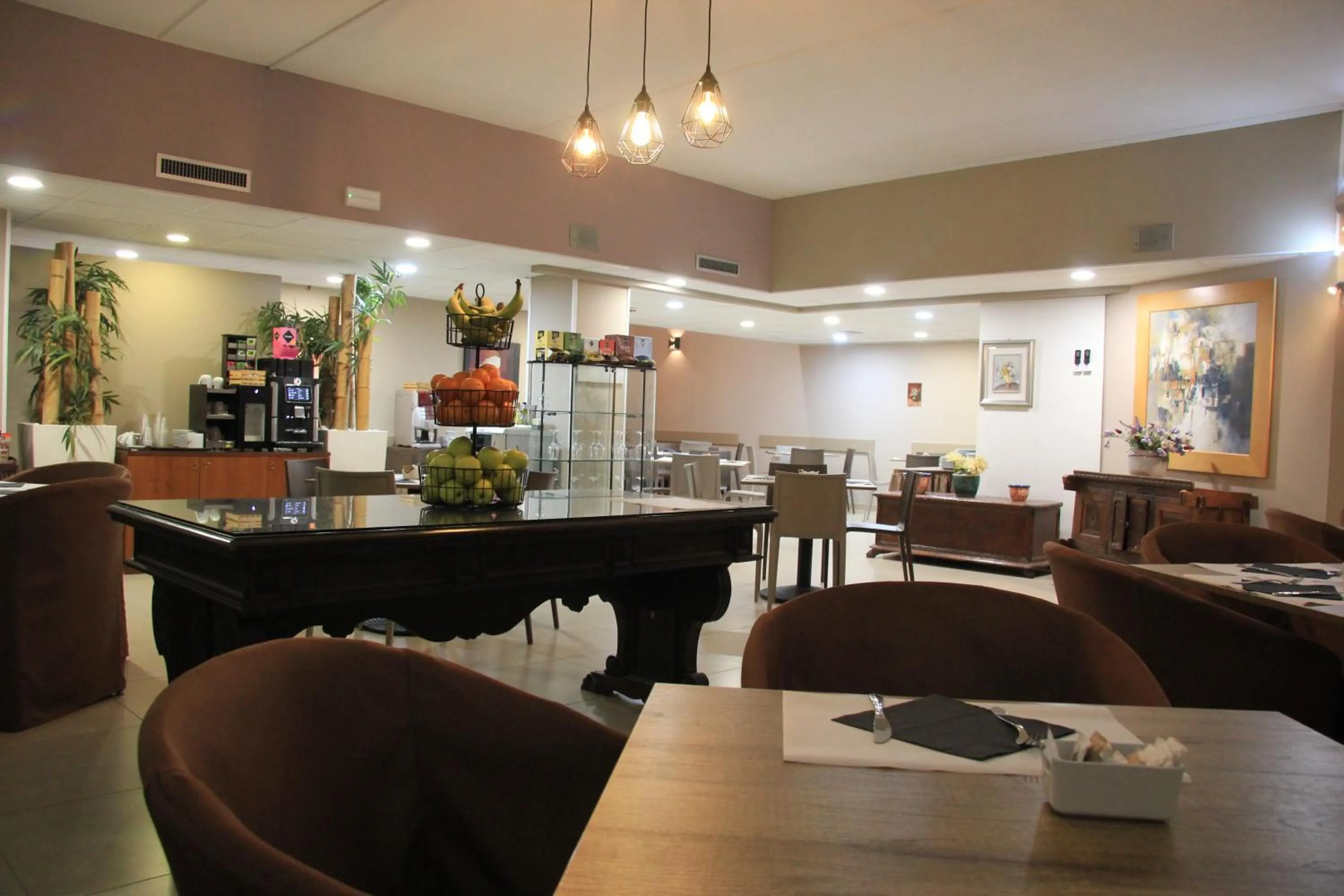 Restaurant/places to eat in Green Hotel