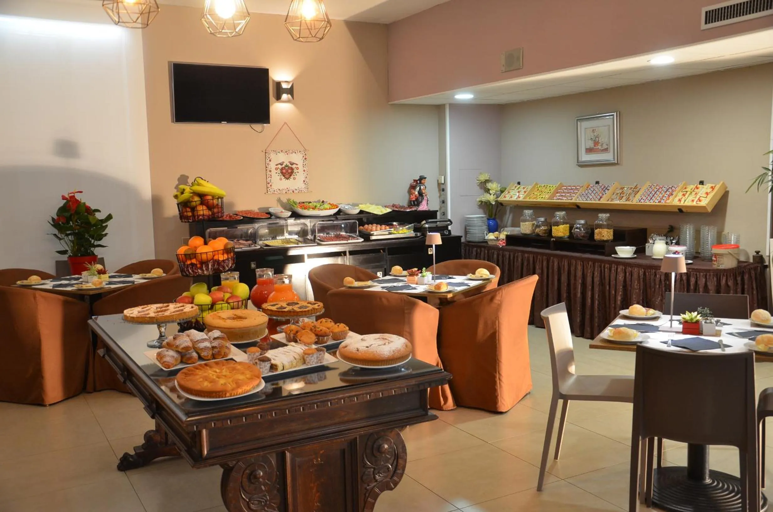 Restaurant/places to eat in Green Hotel