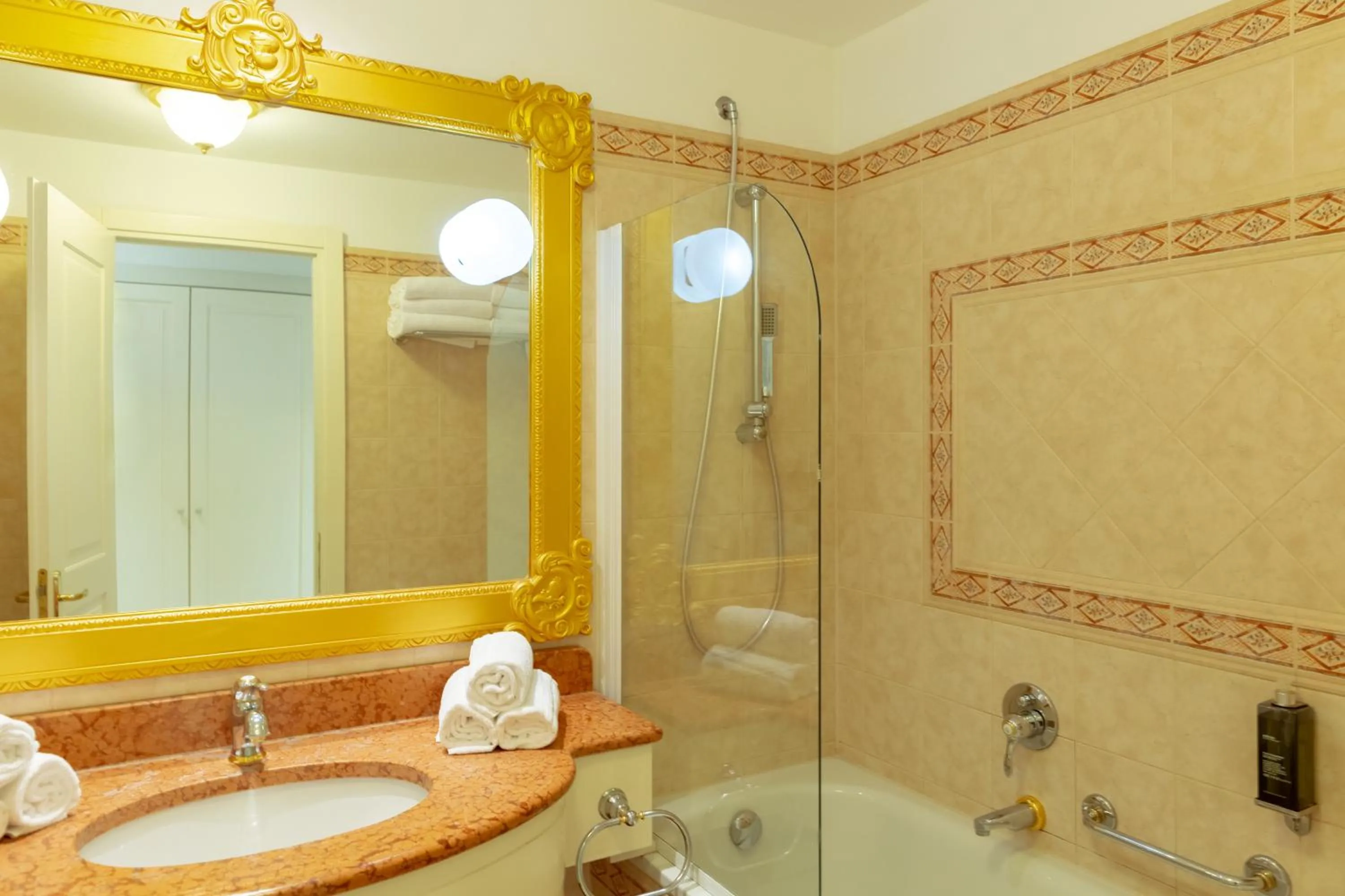 Bathroom in Gardaland Hotel