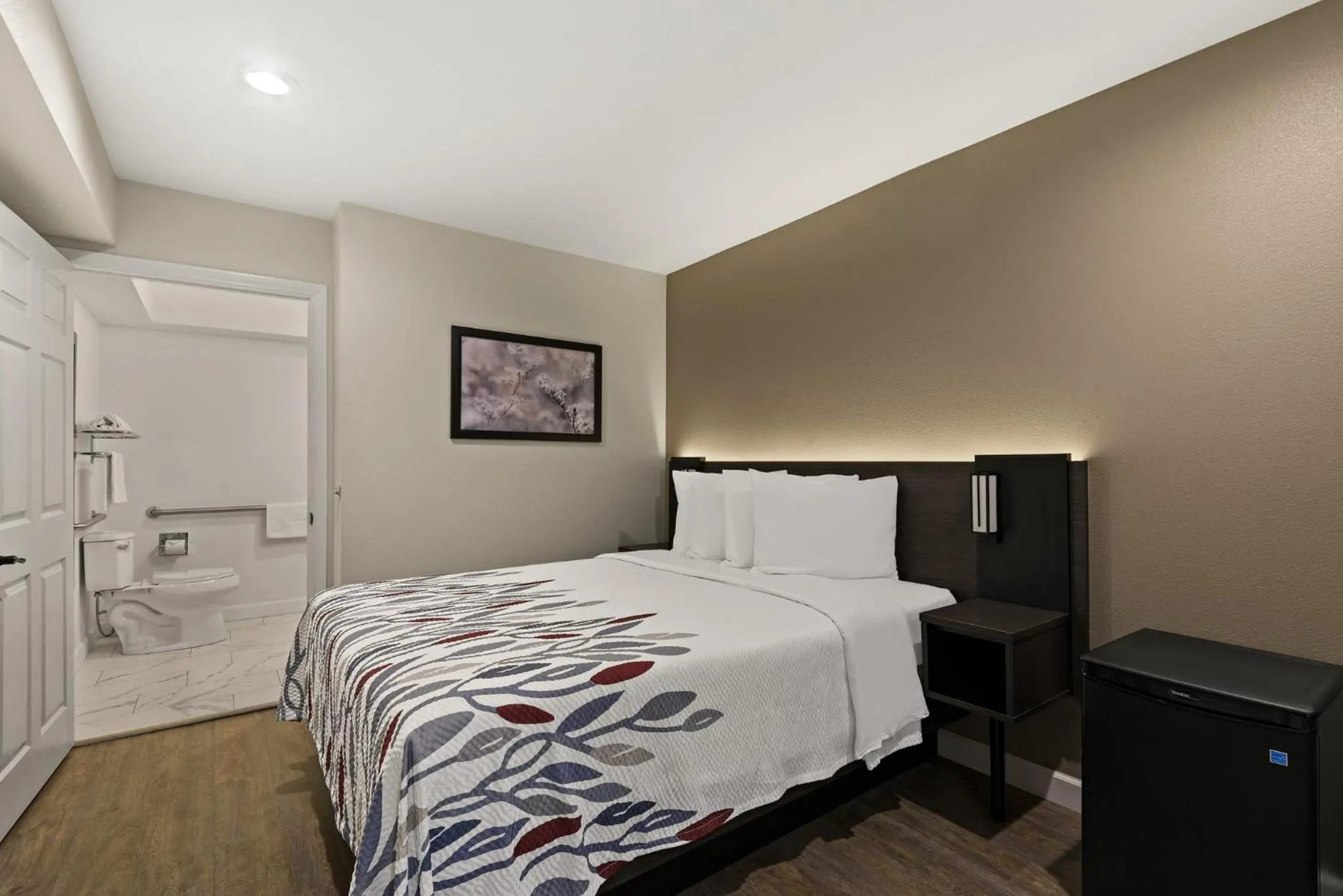 Photo of the whole room, Bed in Red Roof Inn Carson - Wilmington, CA