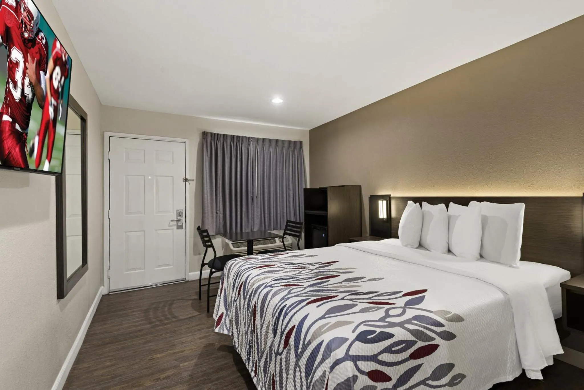 Photo of the whole room, Bed in Red Roof Inn Carson - Wilmington, CA