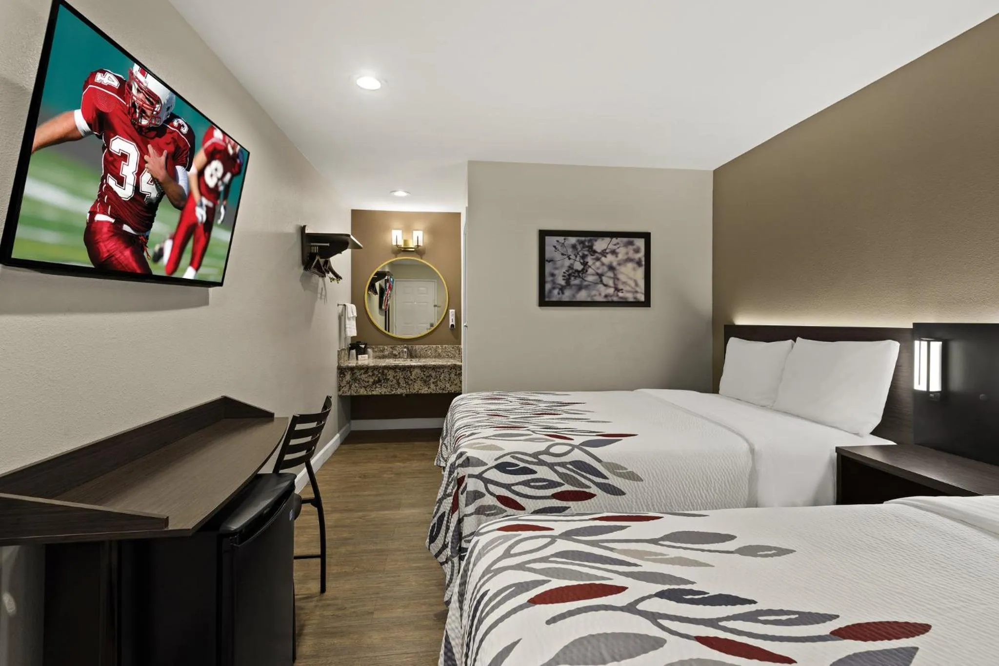 Photo of the whole room, Bed in Red Roof Inn Carson - Wilmington, CA