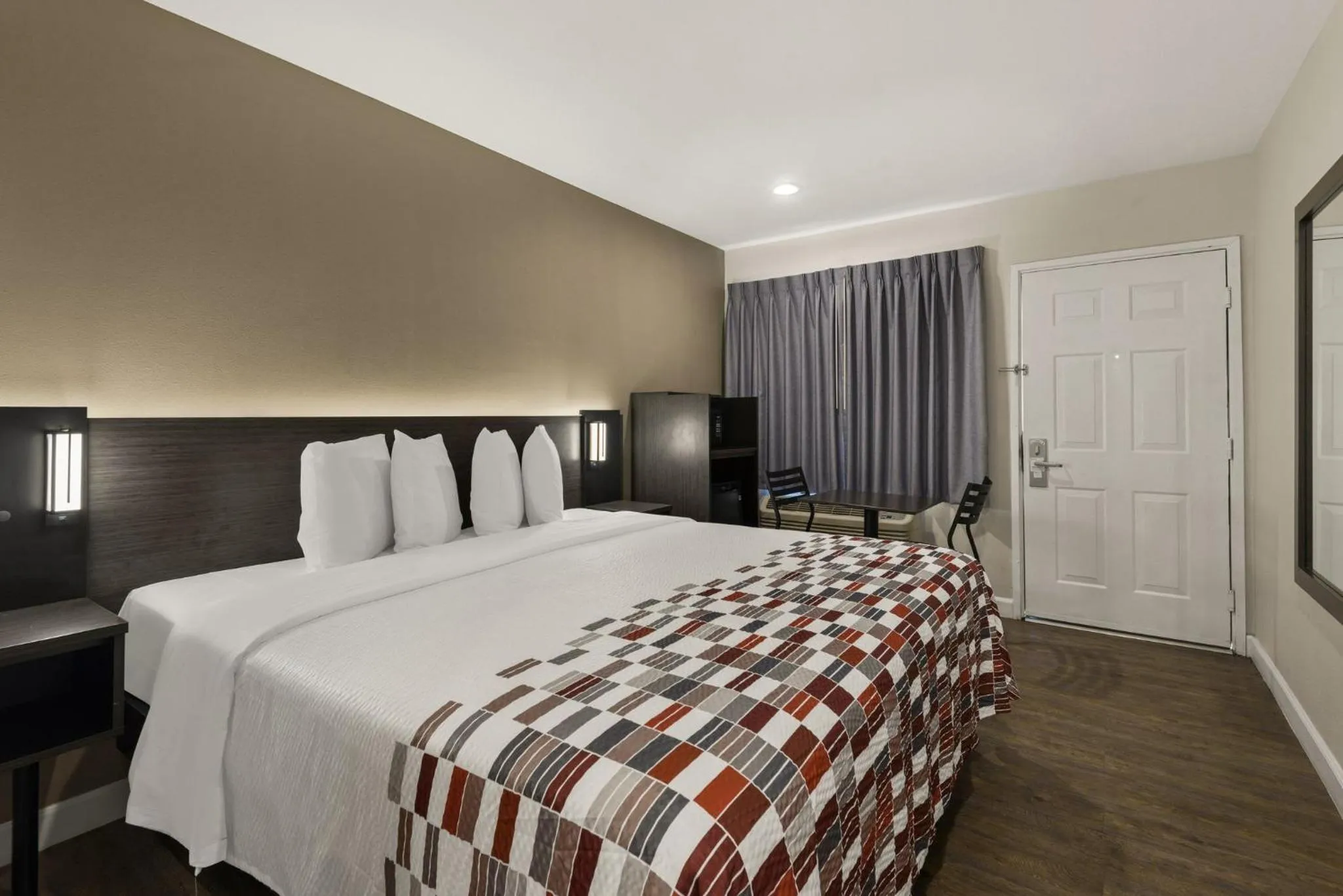 Bedroom, Bed in Red Roof Inn Carson - Wilmington, CA