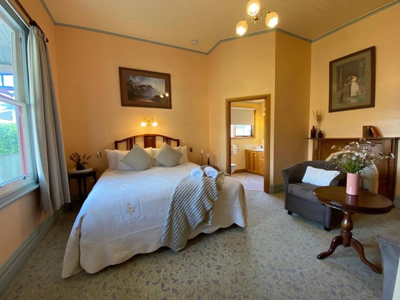 Photo of the whole room, Bed in Hanlon Guest House