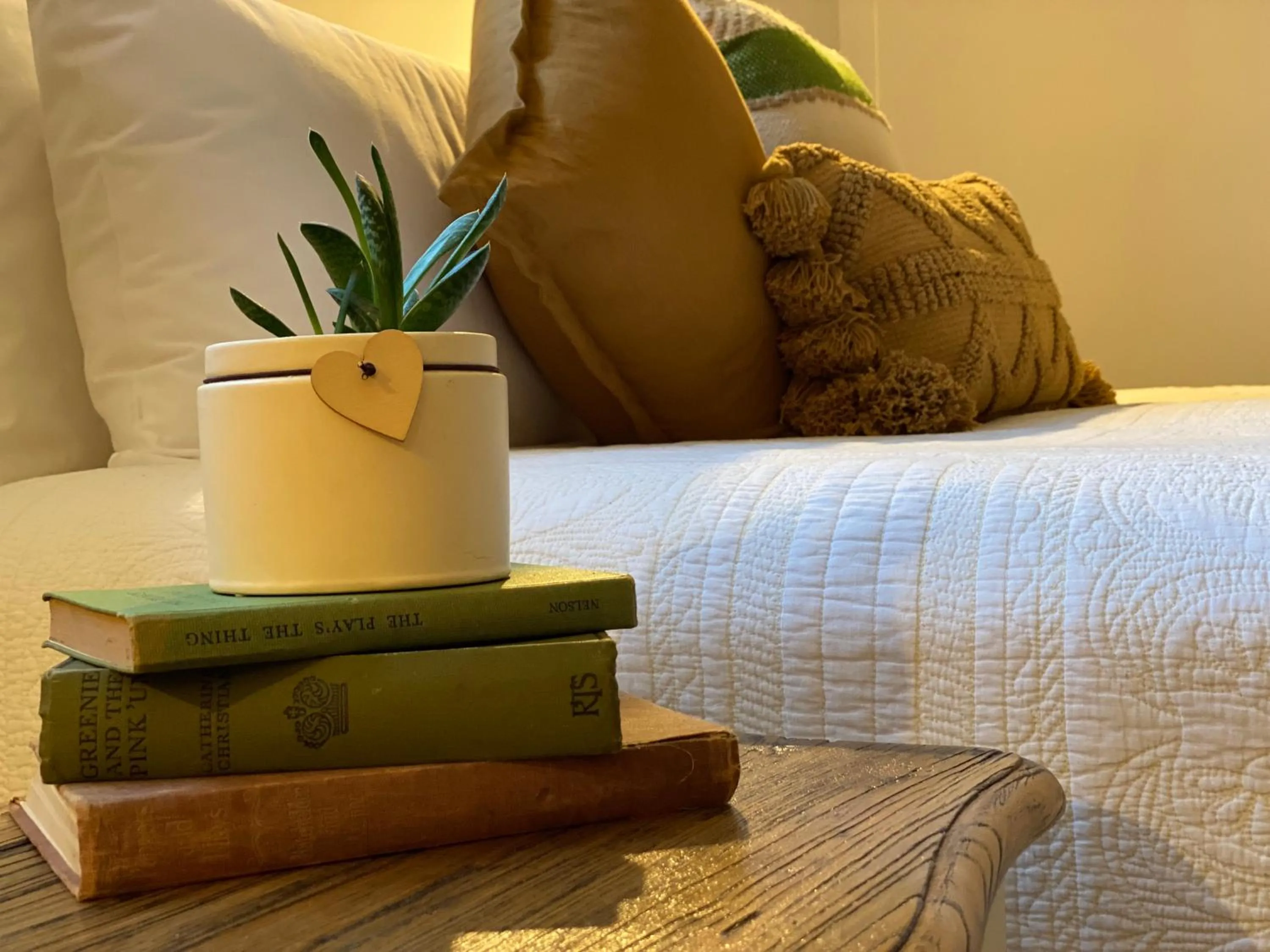 Seating area, Bed in Hanlon Guest House