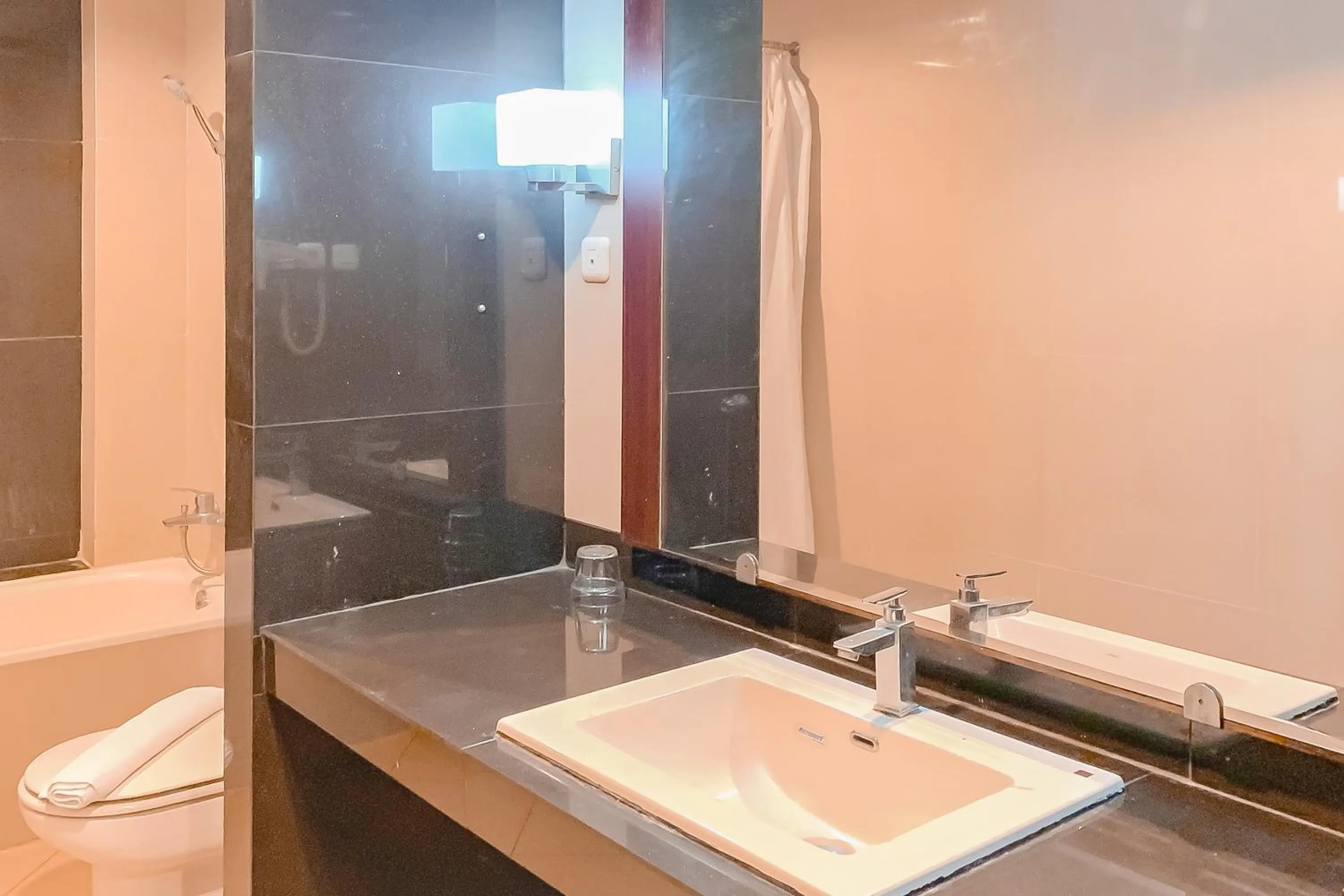 Bathroom in Urbanview Hotel Grand Permata In Banjarbaru by RedDoorz