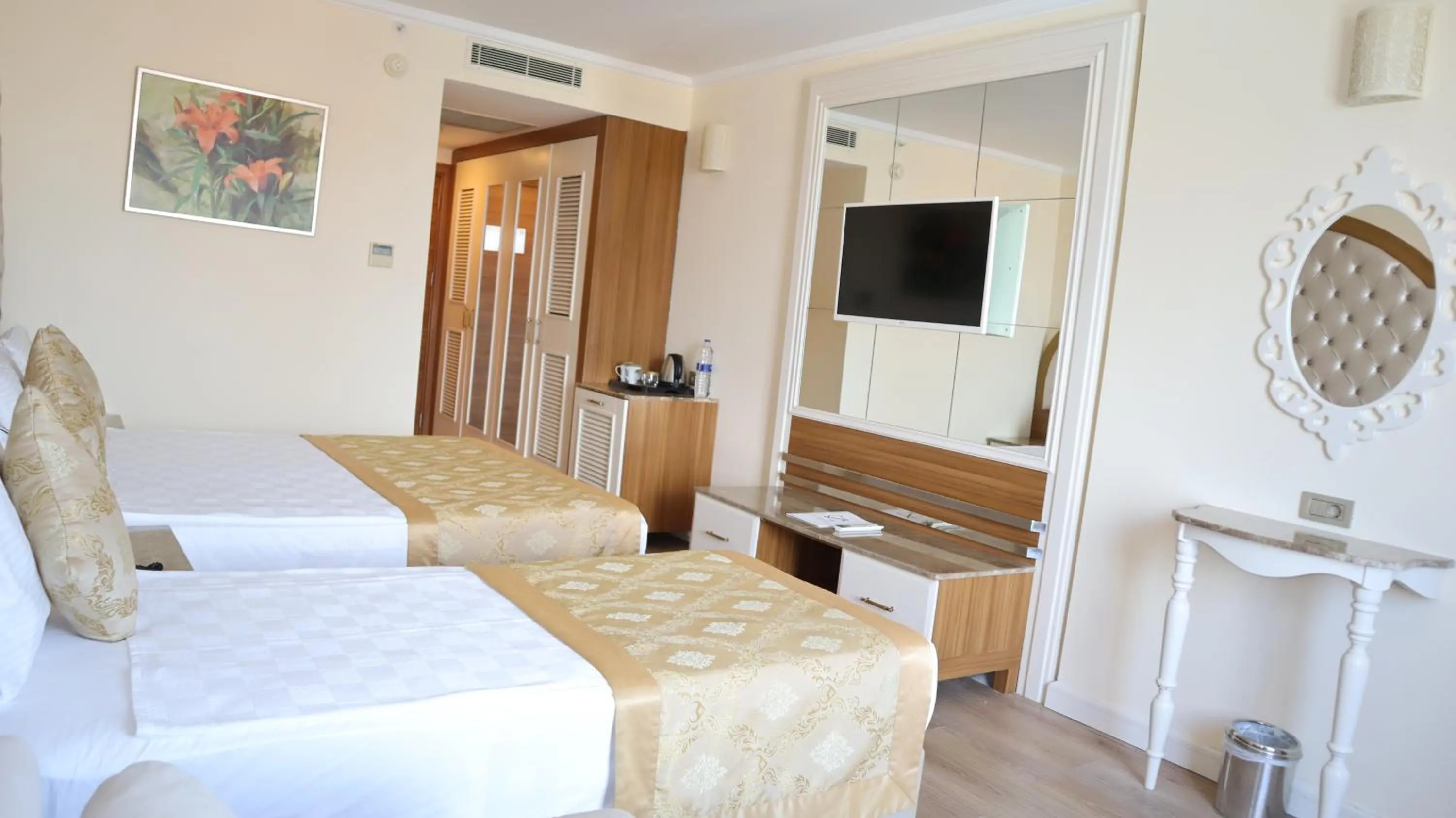 Photo of the whole room, Bed in Oz Hotels Side Premium