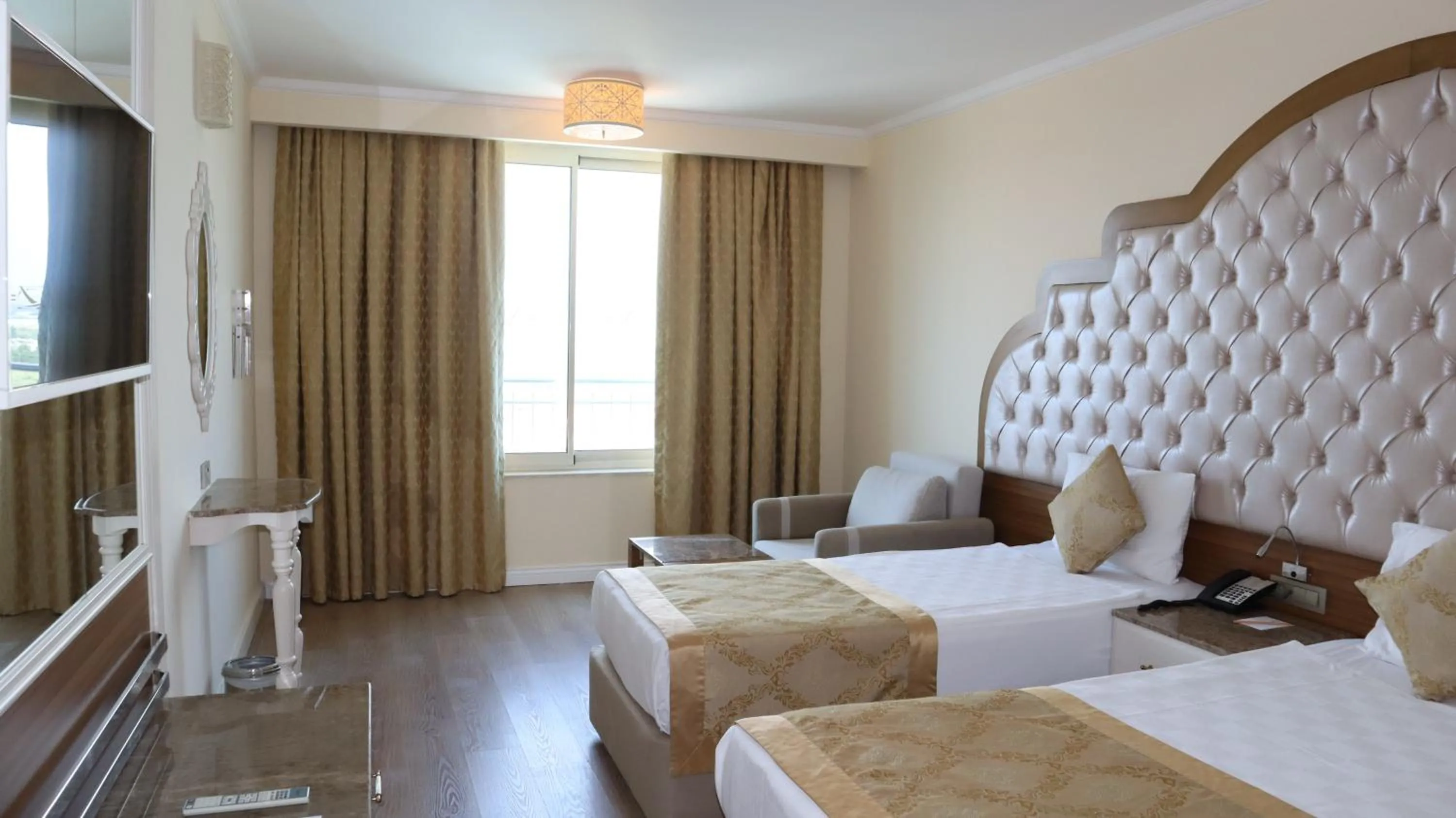 Photo of the whole room, Bed in Oz Hotels Side Premium