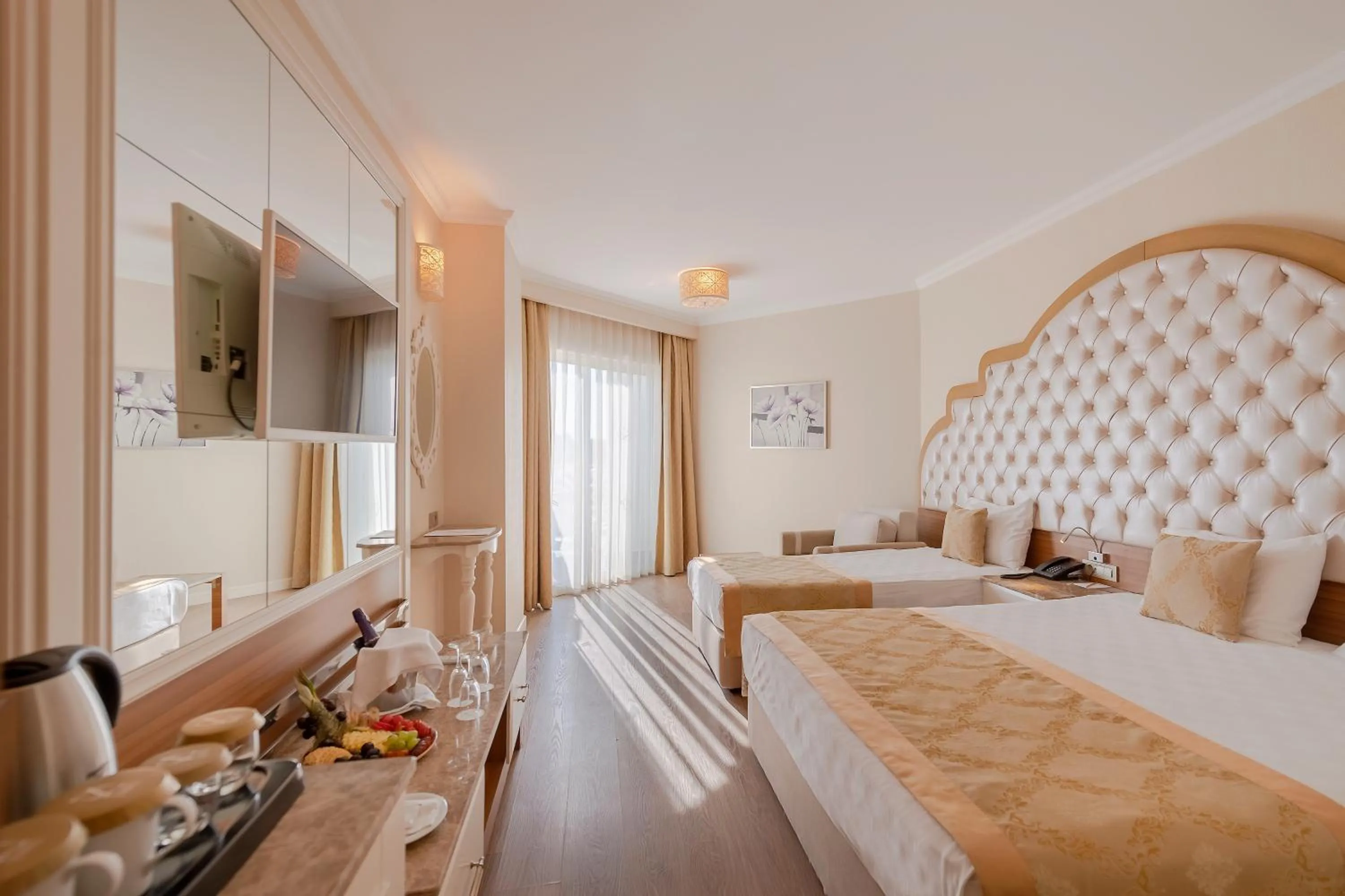 Photo of the whole room, Bed in Oz Hotels Side Premium