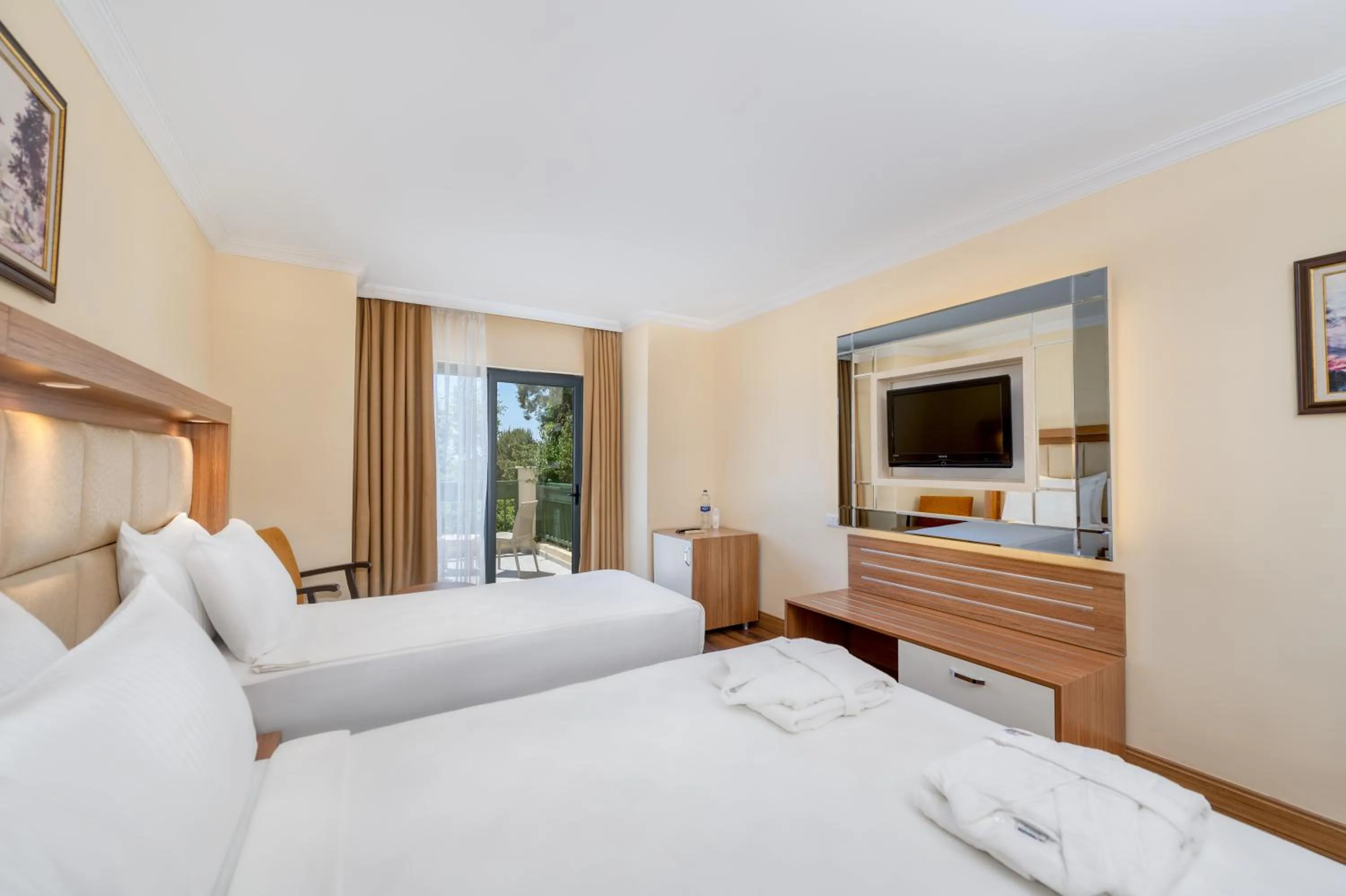 Photo of the whole room, Bed in Oz Hotels Incekum Beach