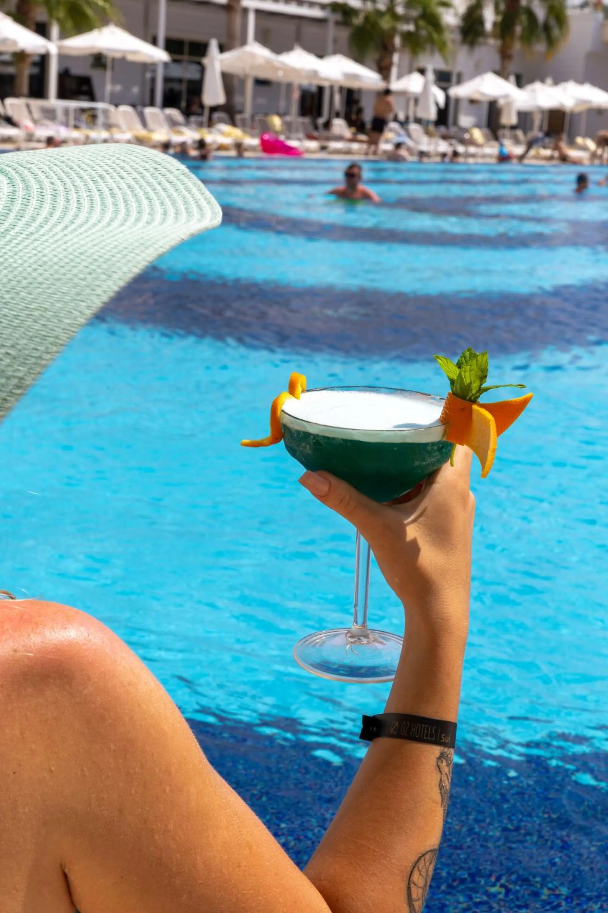 Swimming pool in Oz Hotels Sui