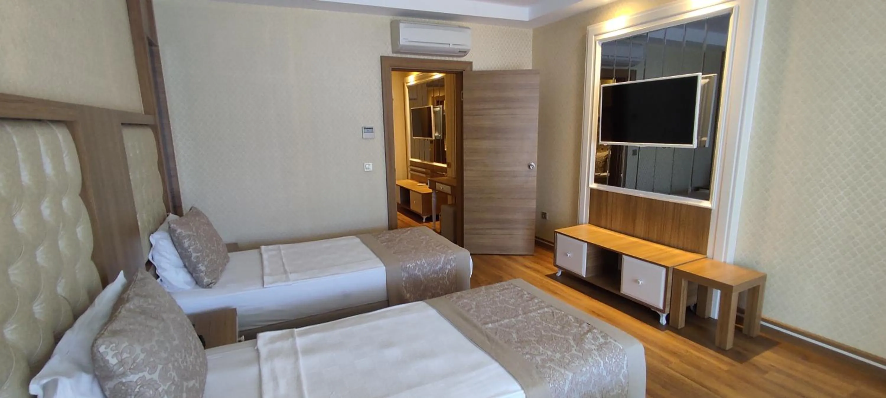 Bedroom, Bed in Oz Hotels Sui