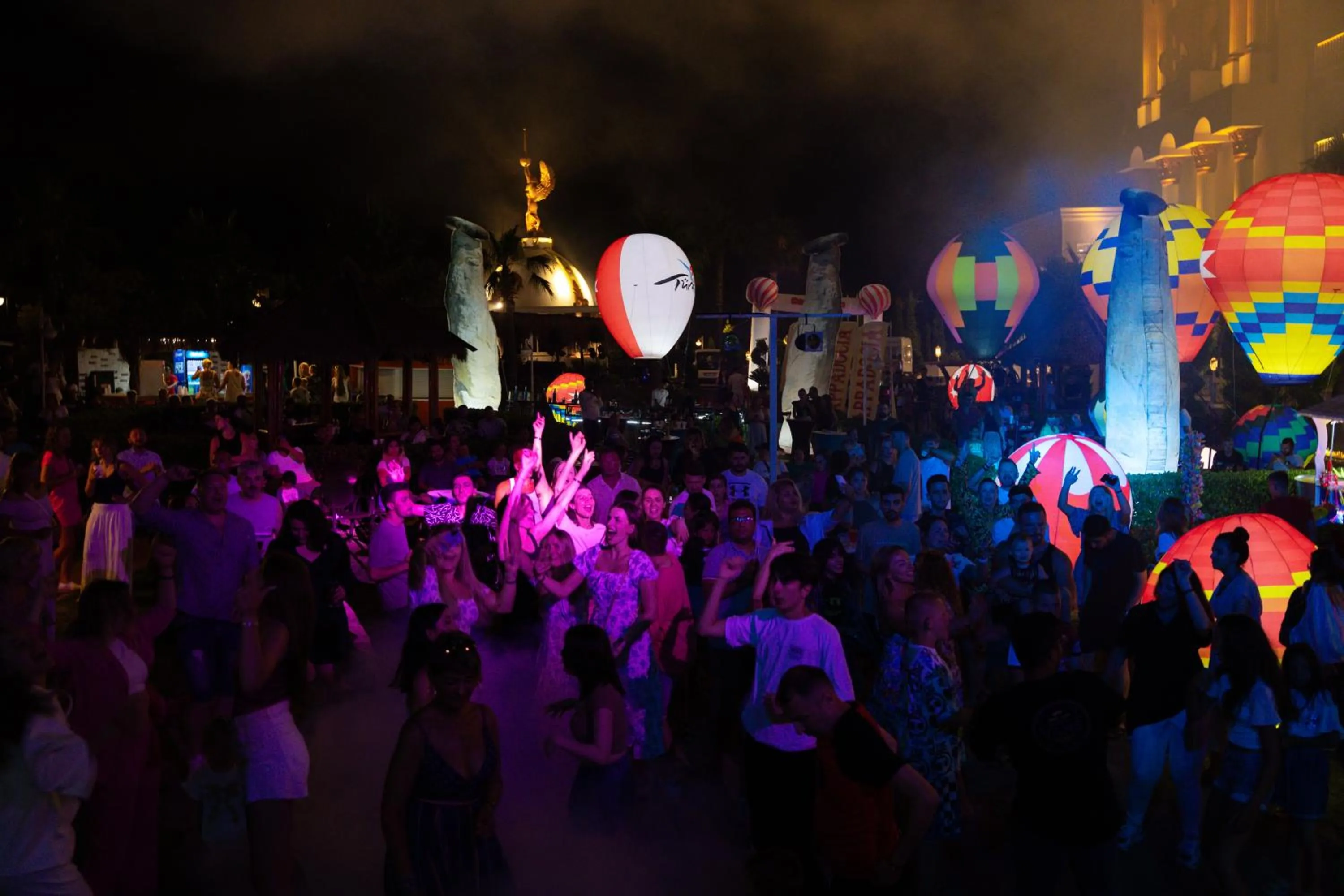 People in Oz Hotels Sui