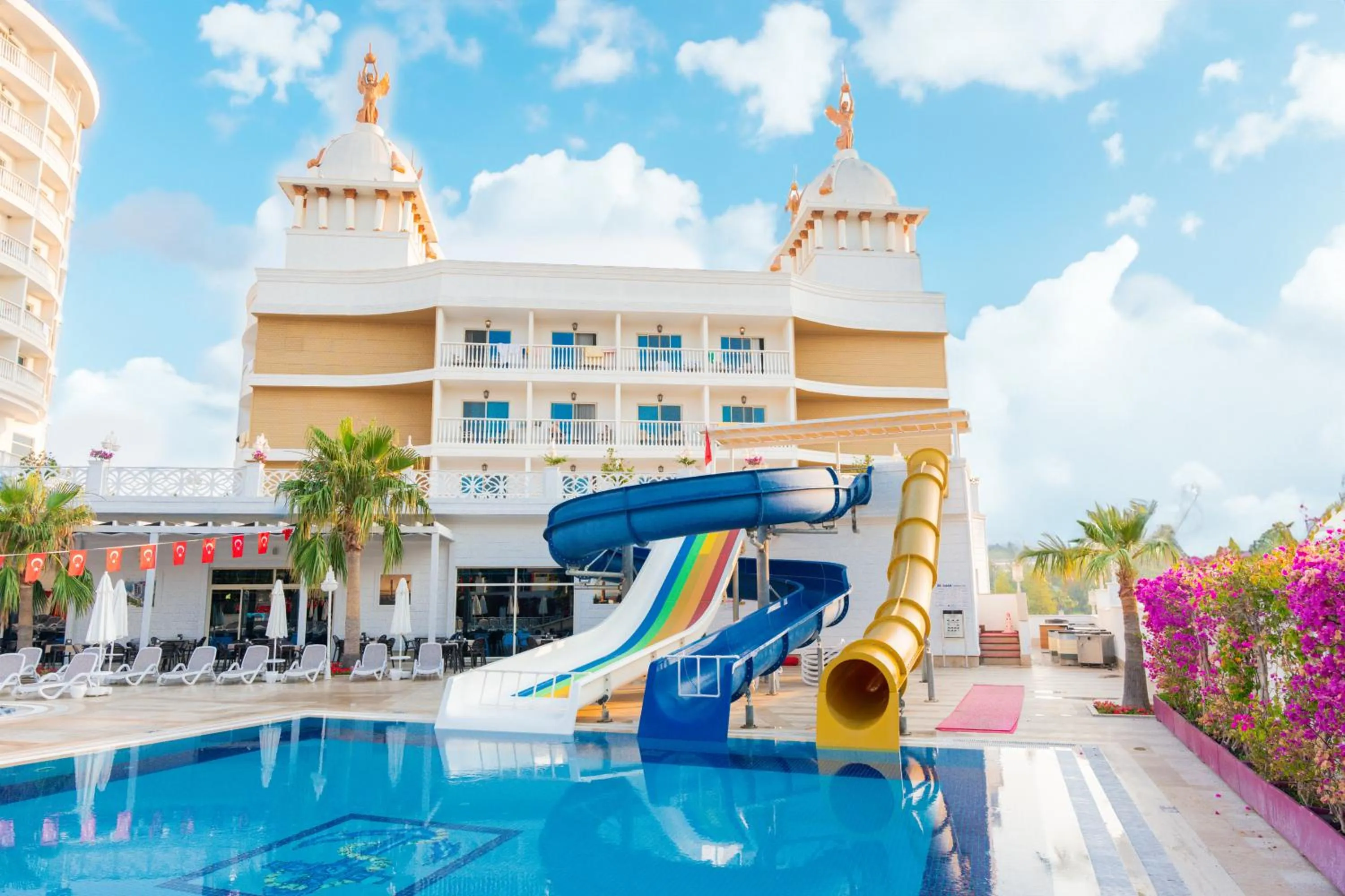 Pool view in Oz Hotels Sui
