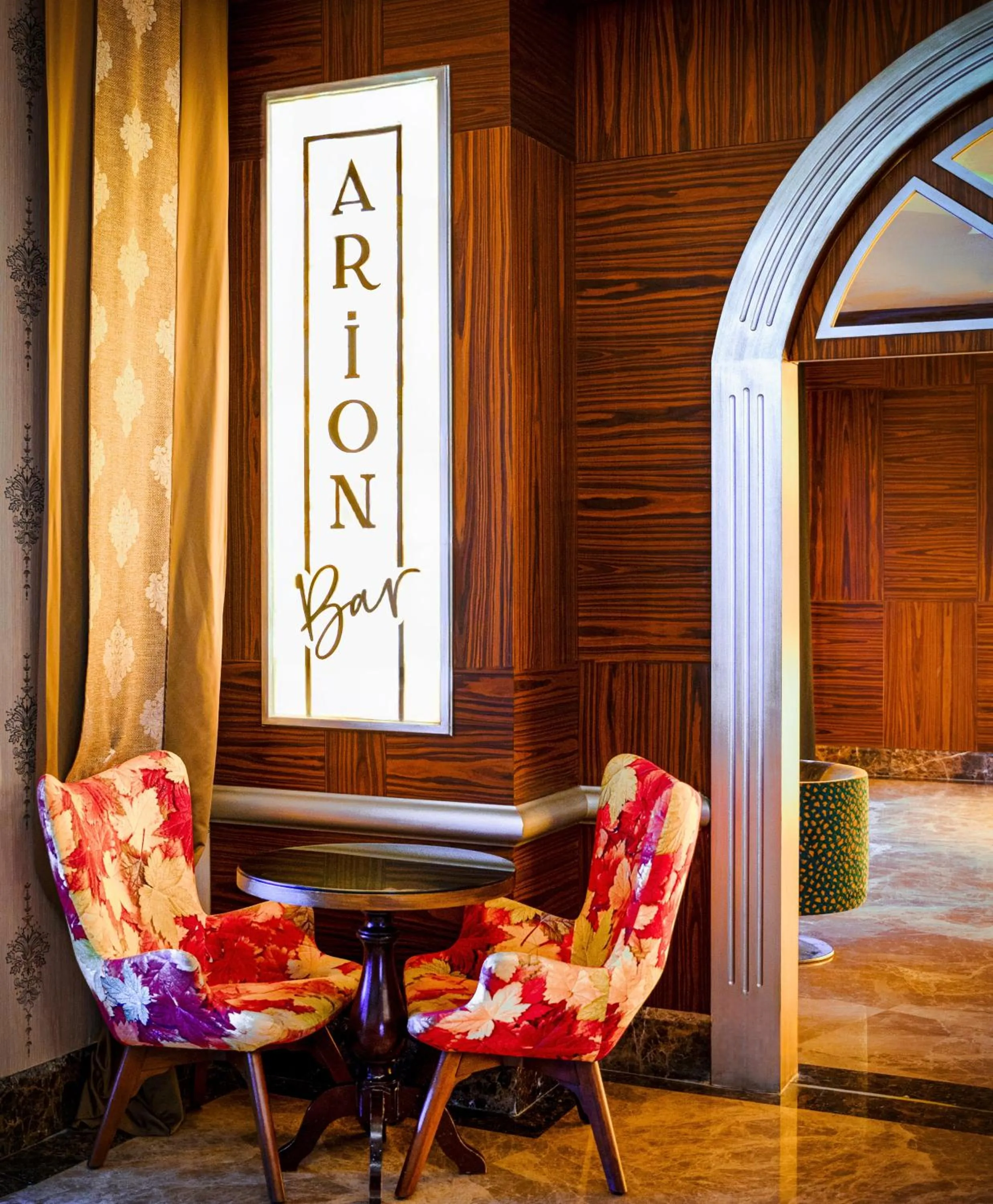 Seating area in Oz Hotels Sui