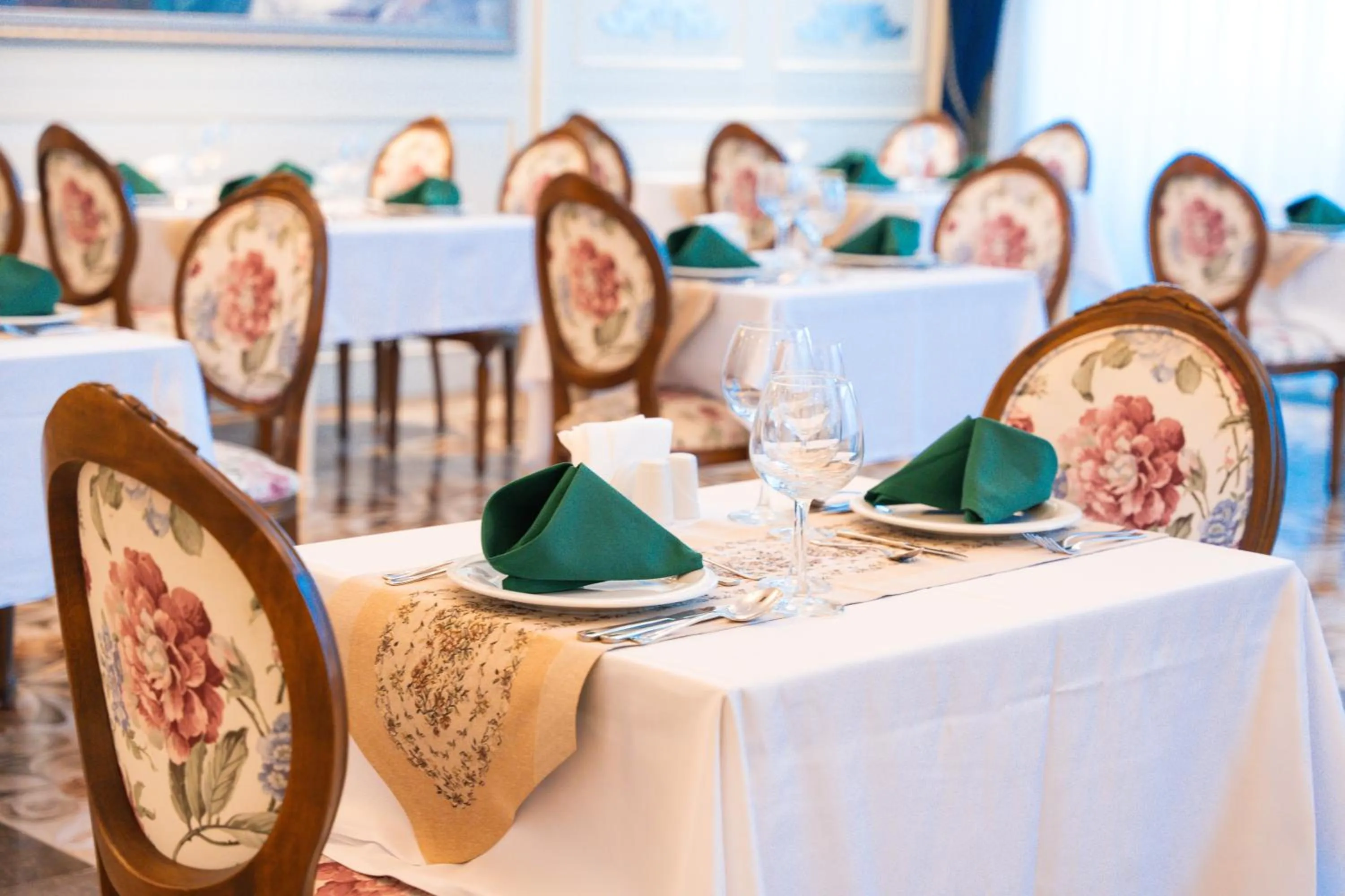 Restaurant/places to eat in Oz Hotels Sui