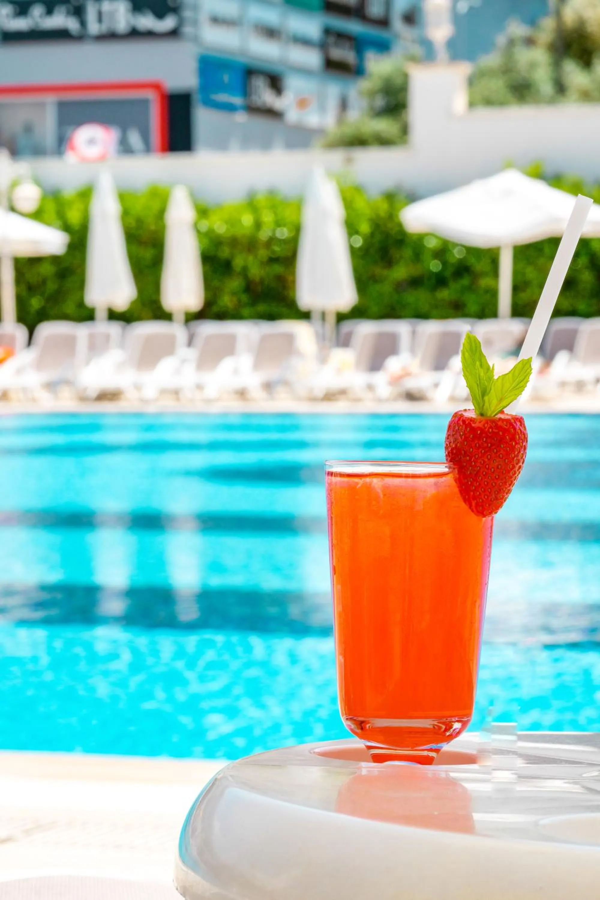 Pool view in Oz Hotels Sui