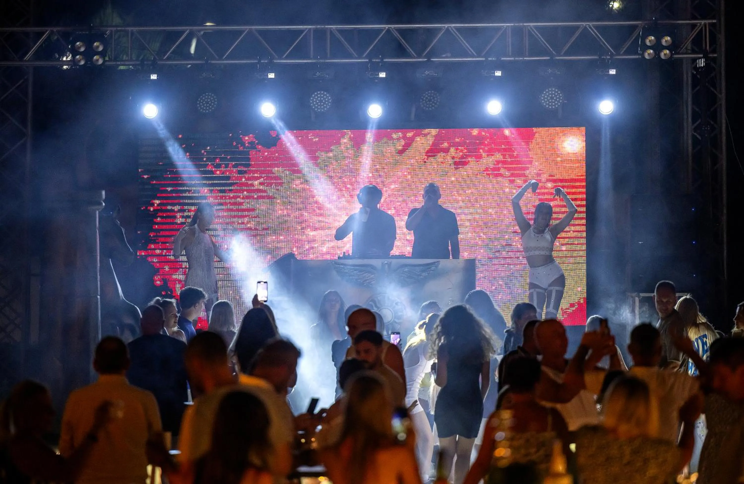 Evening entertainment in Oz Hotels Sui