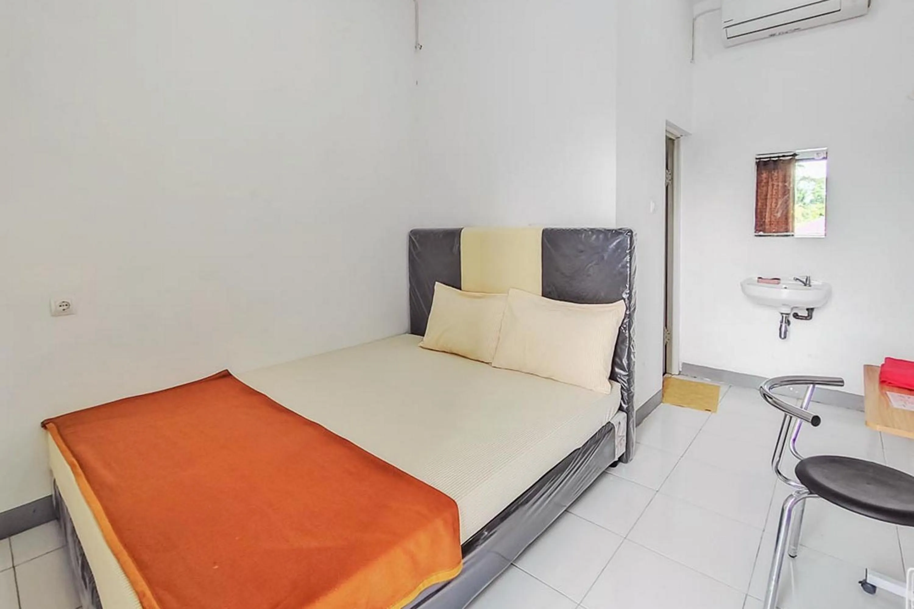 Bed in Shekinah Homestay & Cafe Waikabubak RedPartner