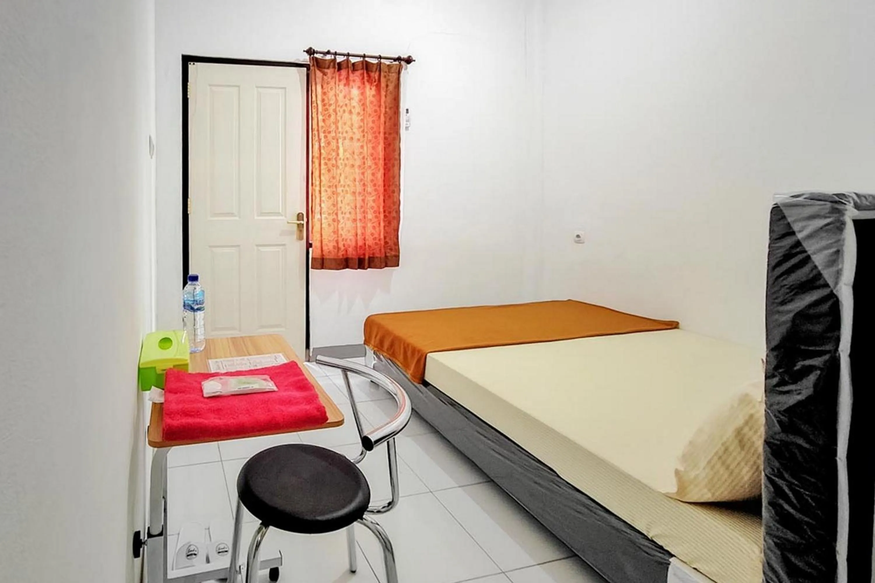 Bed in Shekinah Homestay & Cafe Waikabubak RedPartner