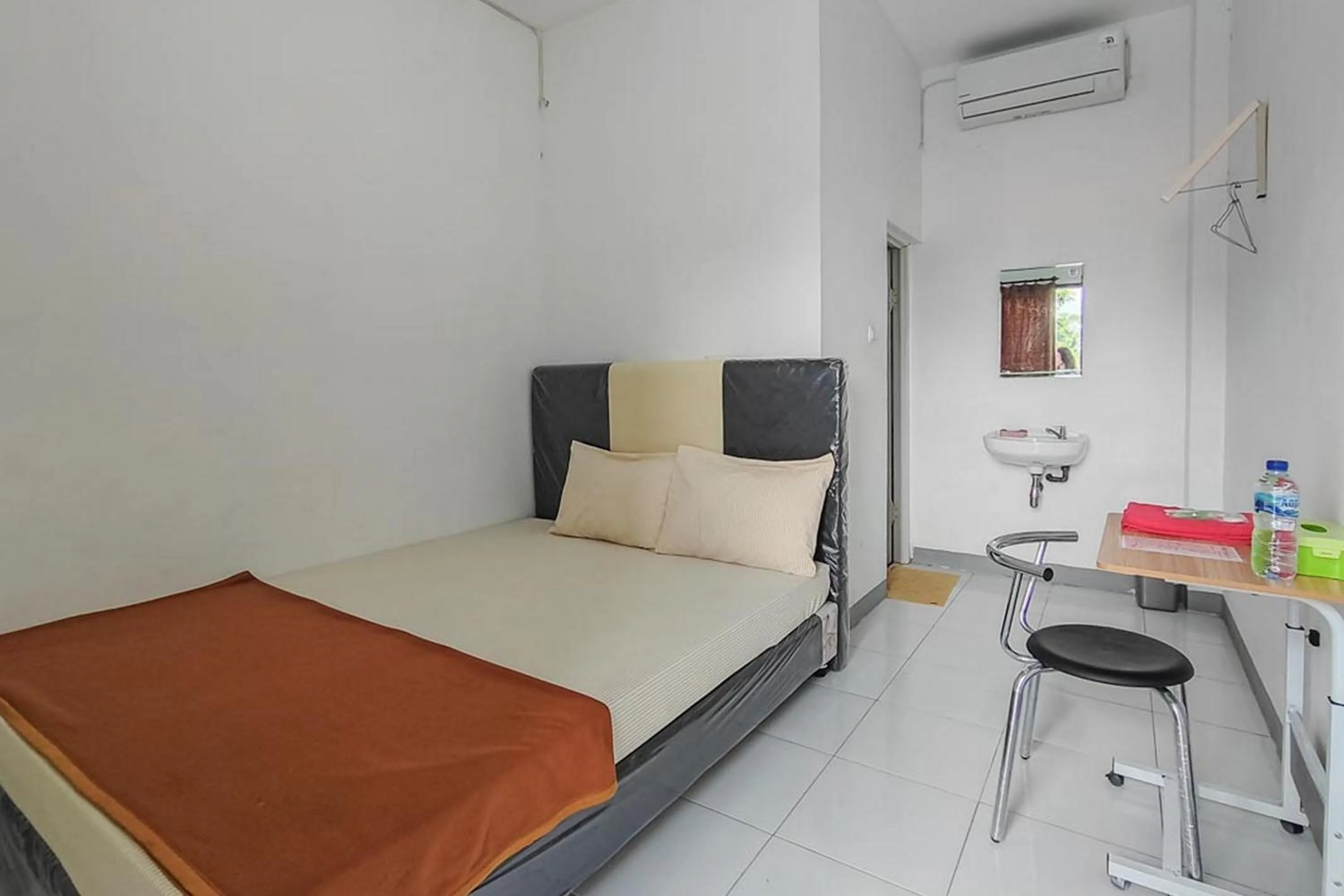 Bed in Shekinah Homestay & Cafe Waikabubak RedPartner