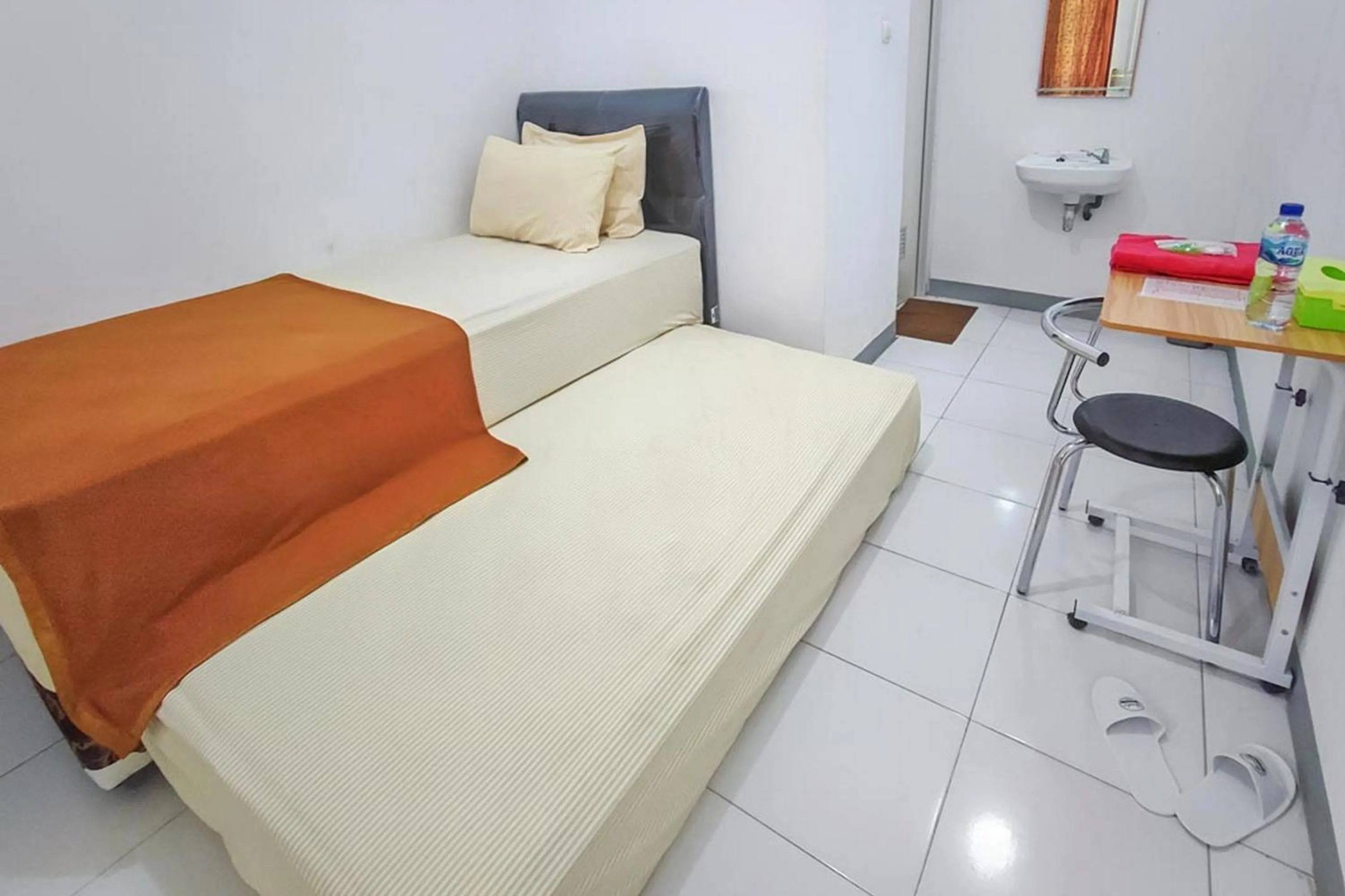 Bed in Shekinah Homestay & Cafe Waikabubak RedPartner