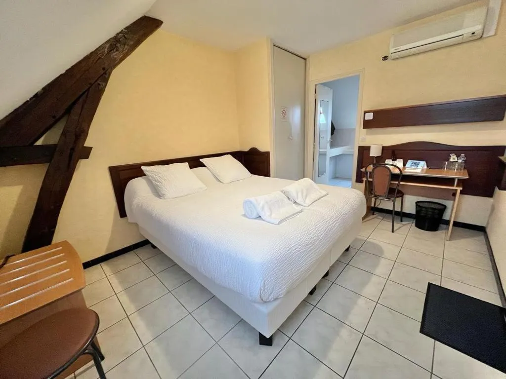 Bed in Logis Hôtel Sully le Château