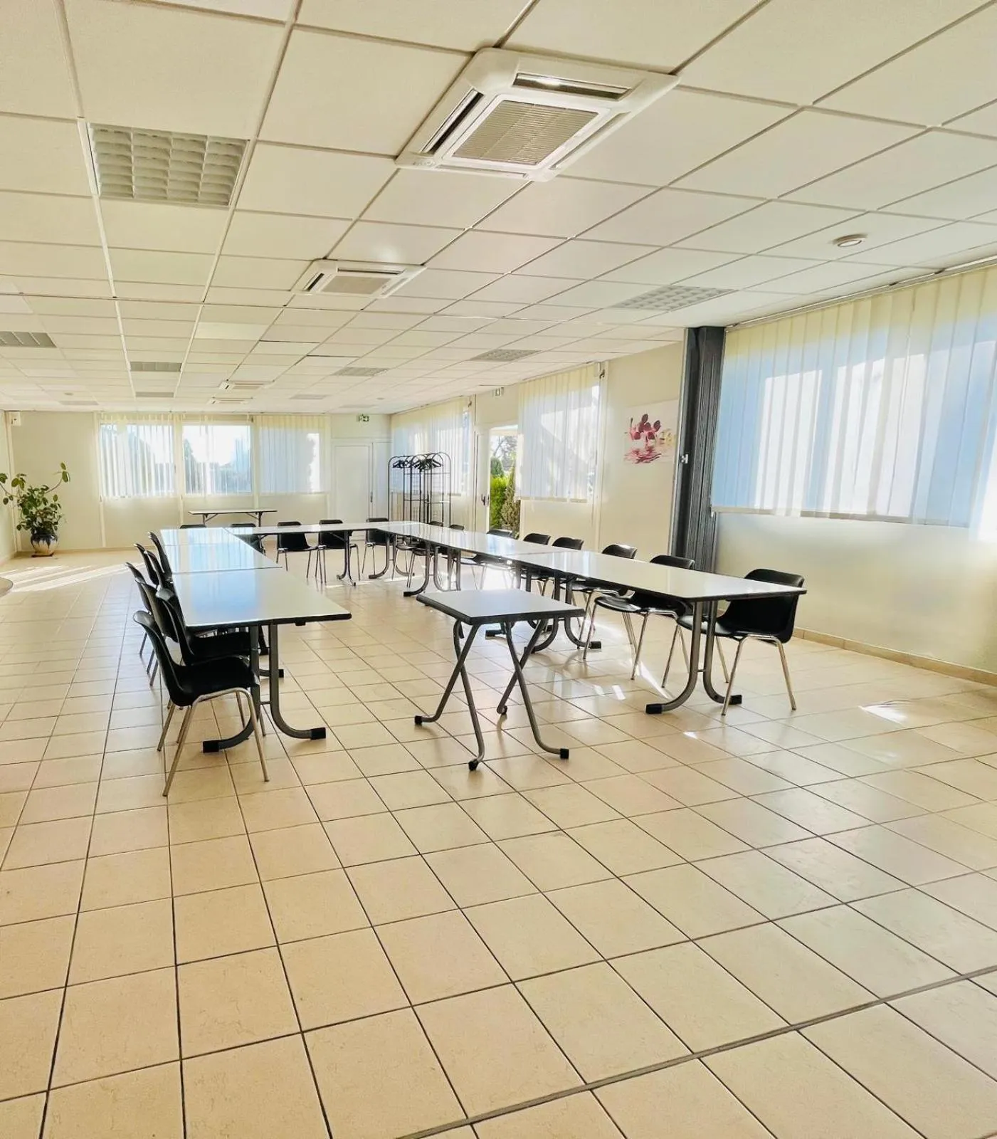 Meeting/conference room in Logis Hôtel Sully le Château