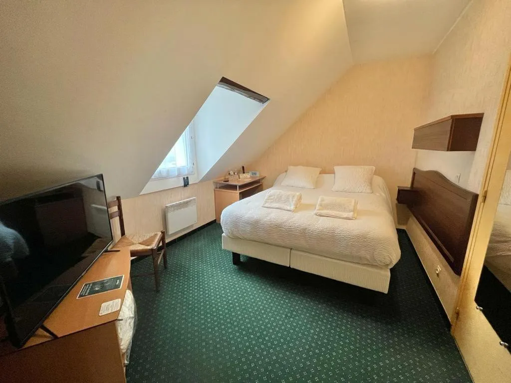 Bed in Logis Hôtel Sully le Château