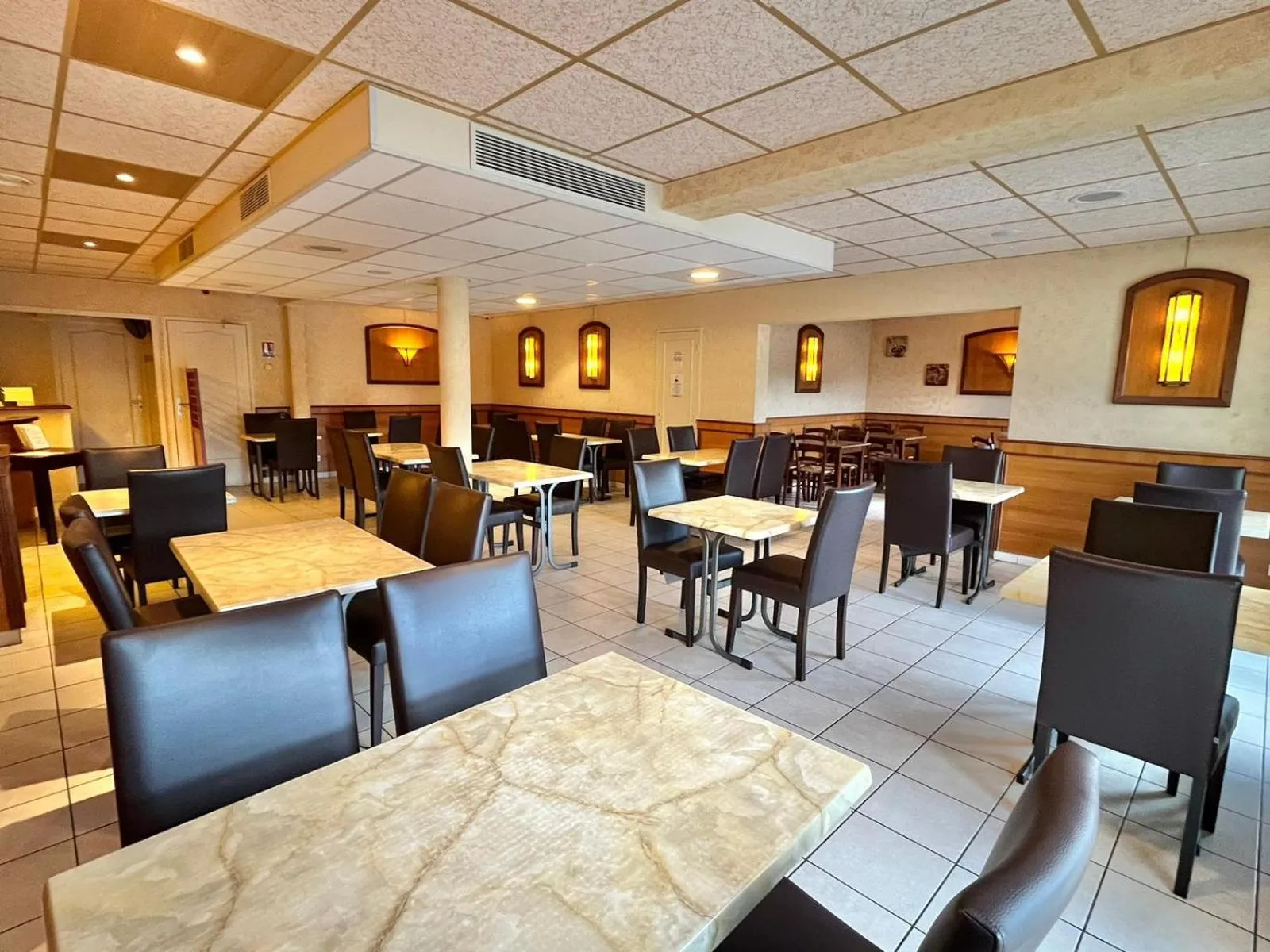 Restaurant/places to eat in Logis Hôtel Sully le Château